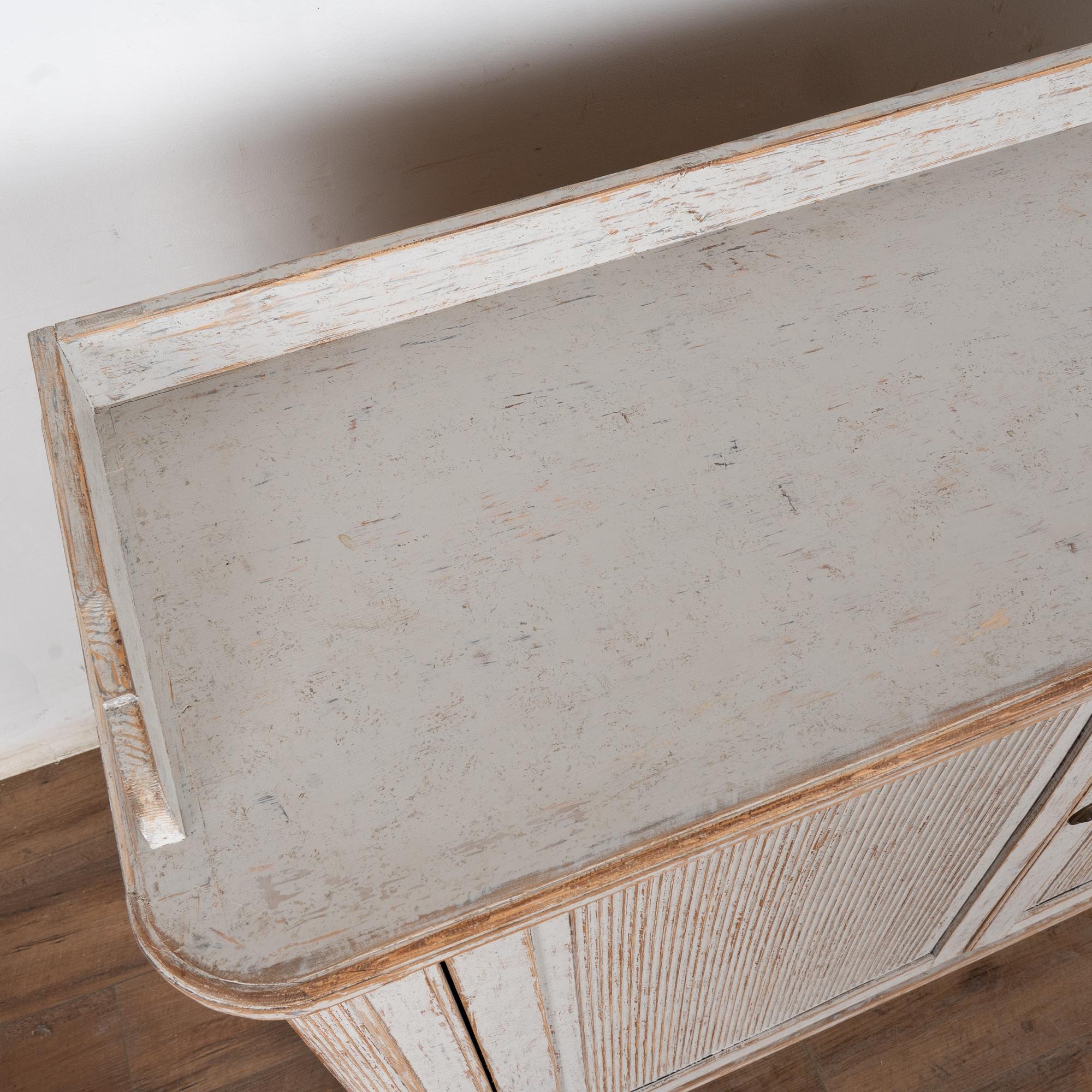 Early 19th Century Swedish Gray Painted Sideboard Buffet Cabinet im Angebot 5