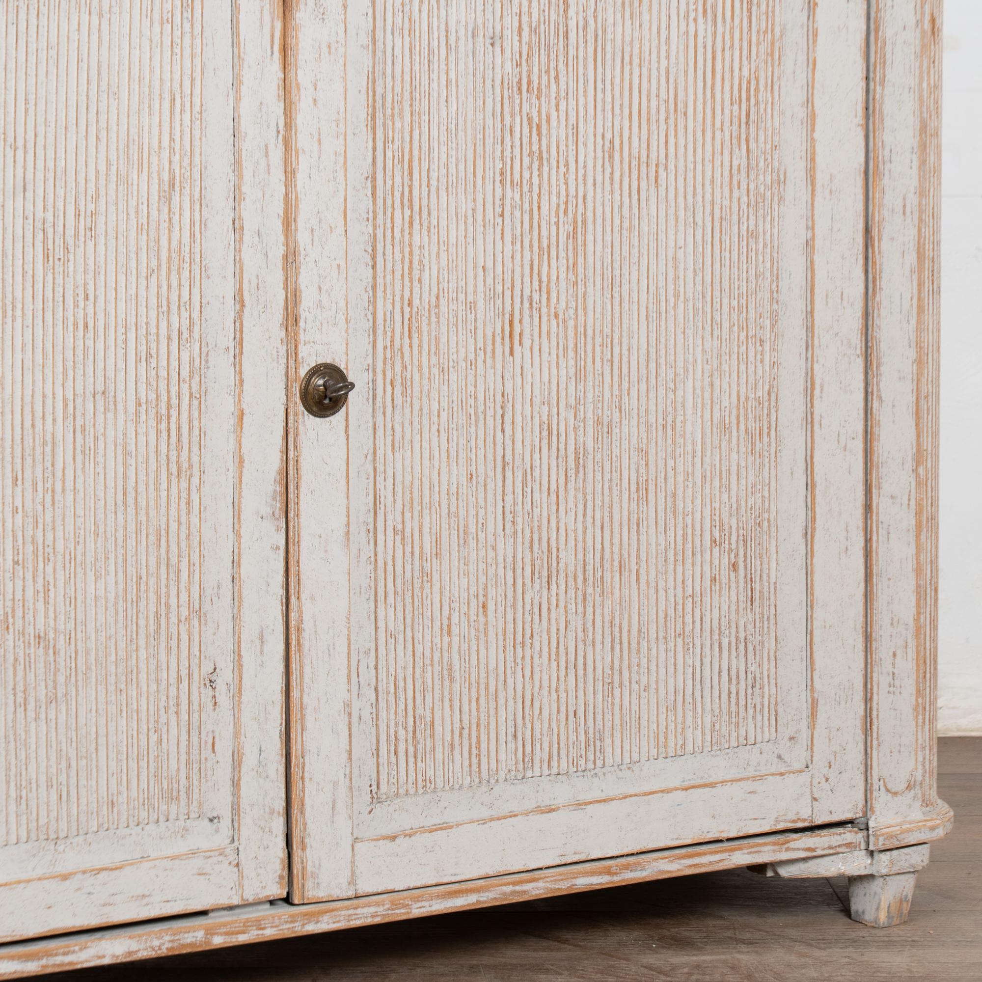 Early 19th Century Swedish Gray Painted Sideboard Buffet Cabinet (Handgefertigt) im Angebot