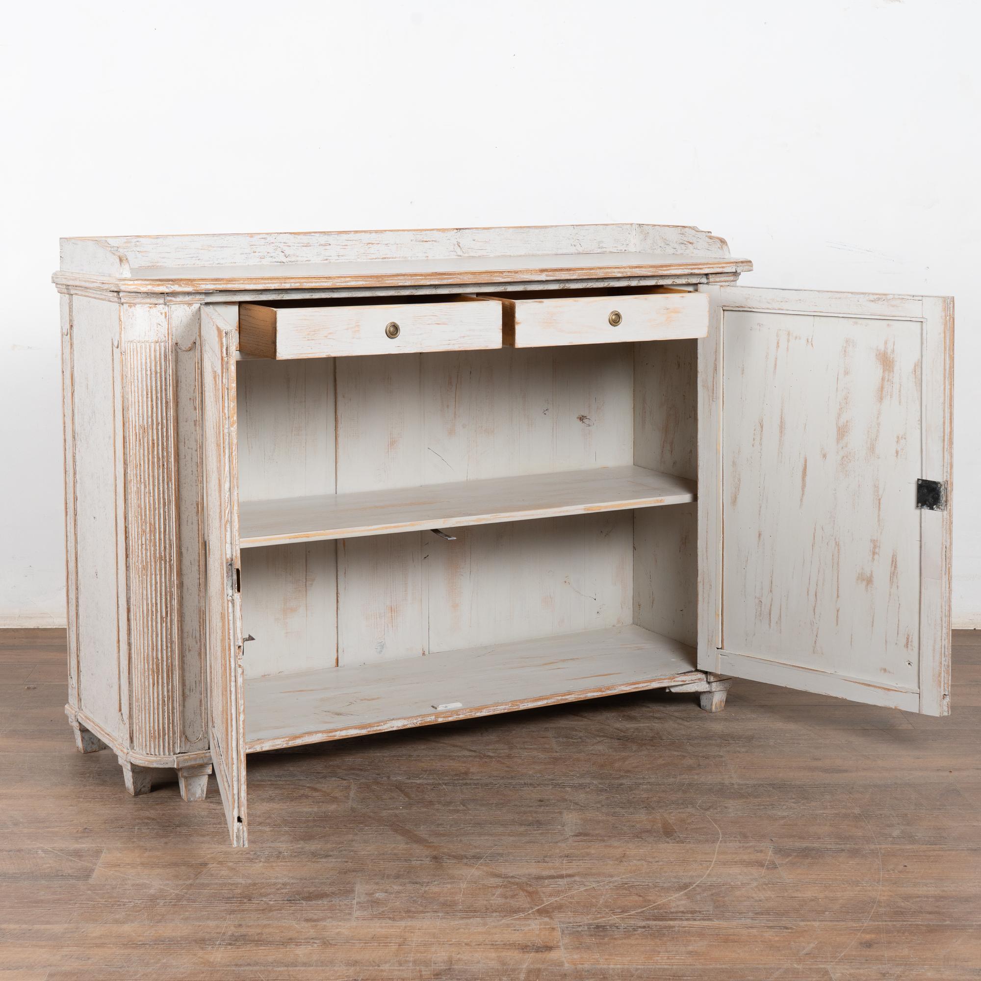 Early 19th Century Swedish Gray Painted Sideboard Buffet Cabinet (Kiefernholz) im Angebot