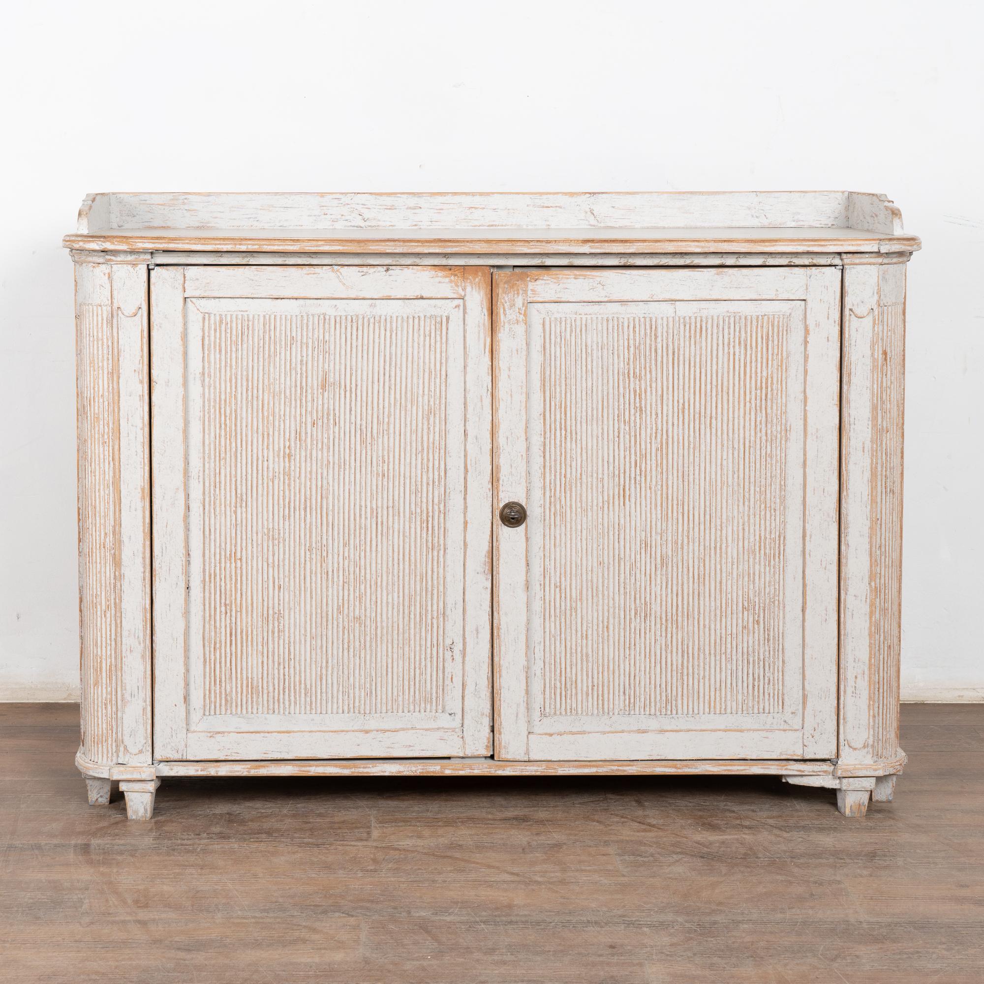 Early 19th Century Swedish Gray Painted Sideboard Buffet Cabinet im Angebot 1