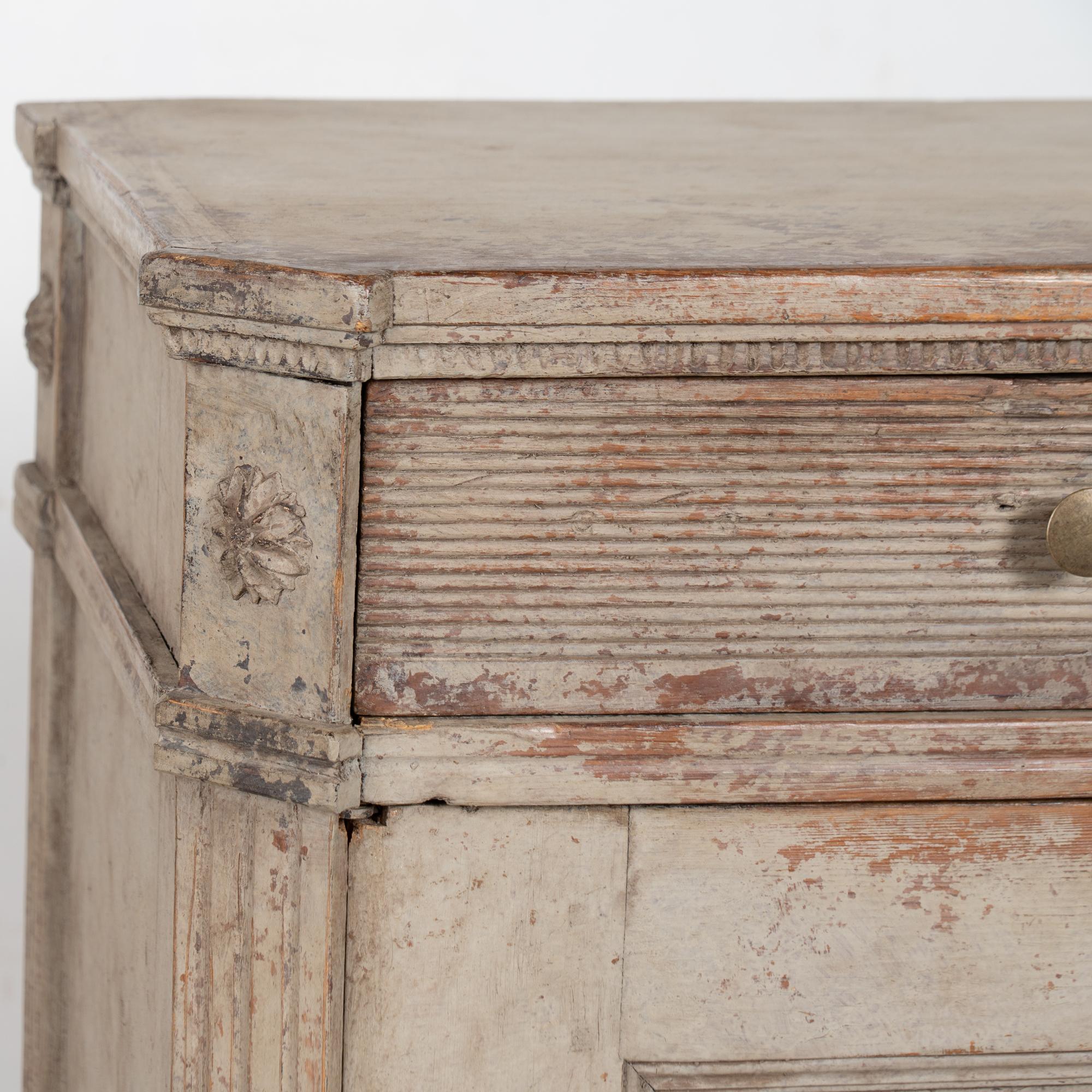 Piccolo mobile credenza svedese grigio dei primi del XIX secolo in vendita 4