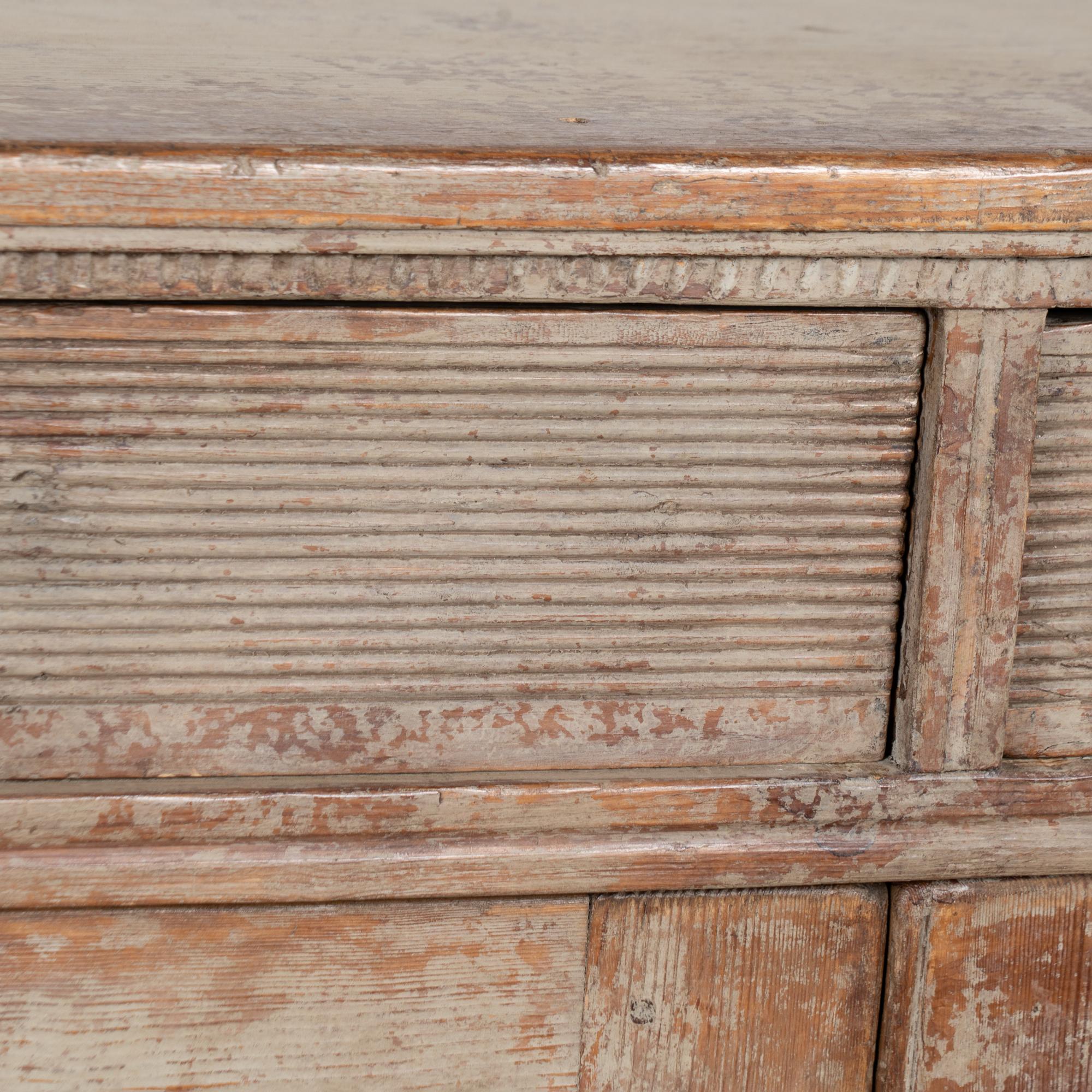 Piccolo mobile credenza svedese grigio dei primi del XIX secolo in vendita 5