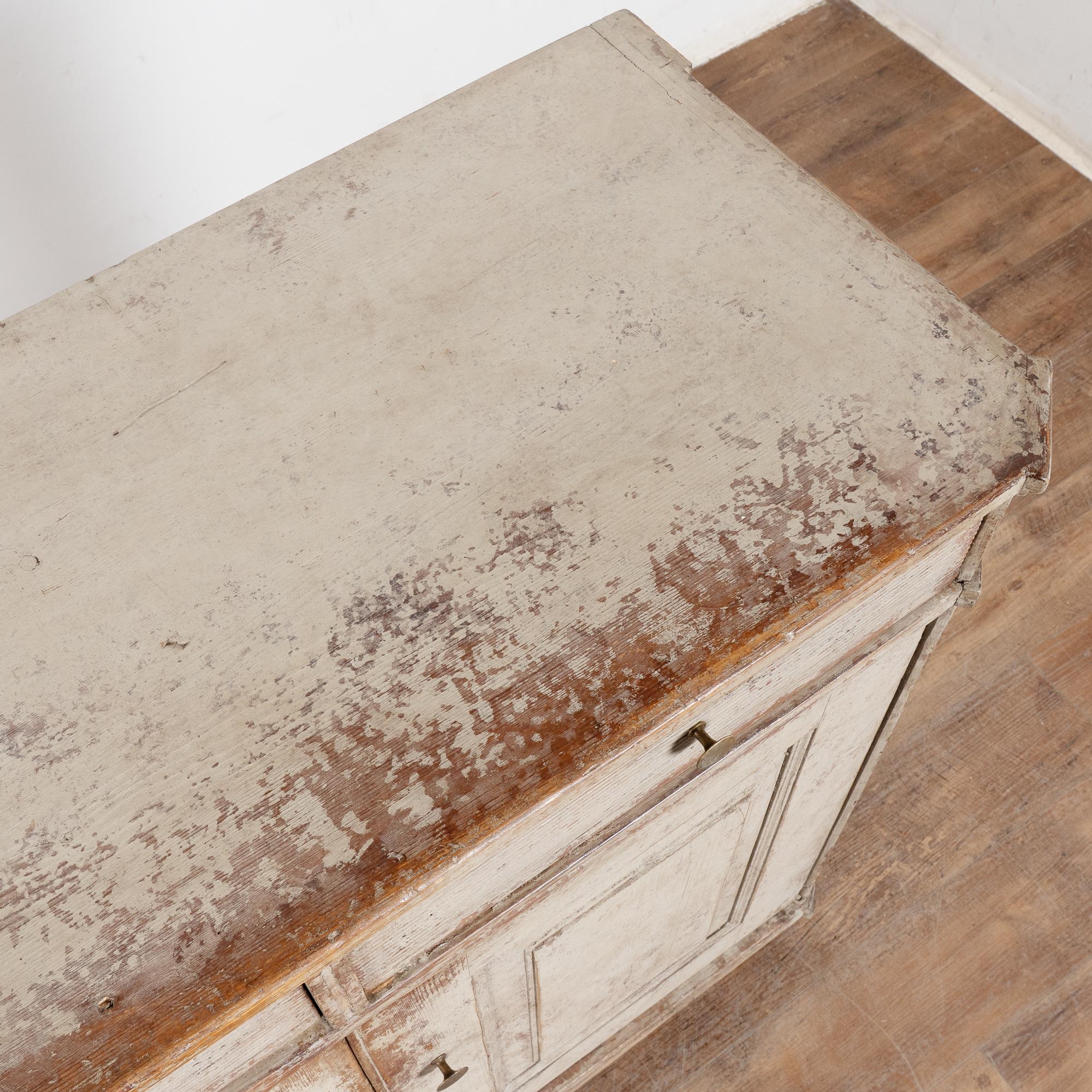 Piccolo mobile credenza svedese grigio dei primi del XIX secolo in vendita 6