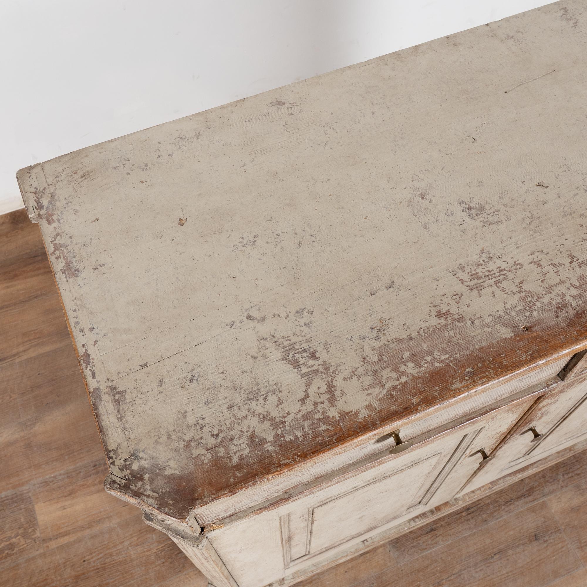 Piccolo mobile credenza svedese grigio dei primi del XIX secolo in vendita 7