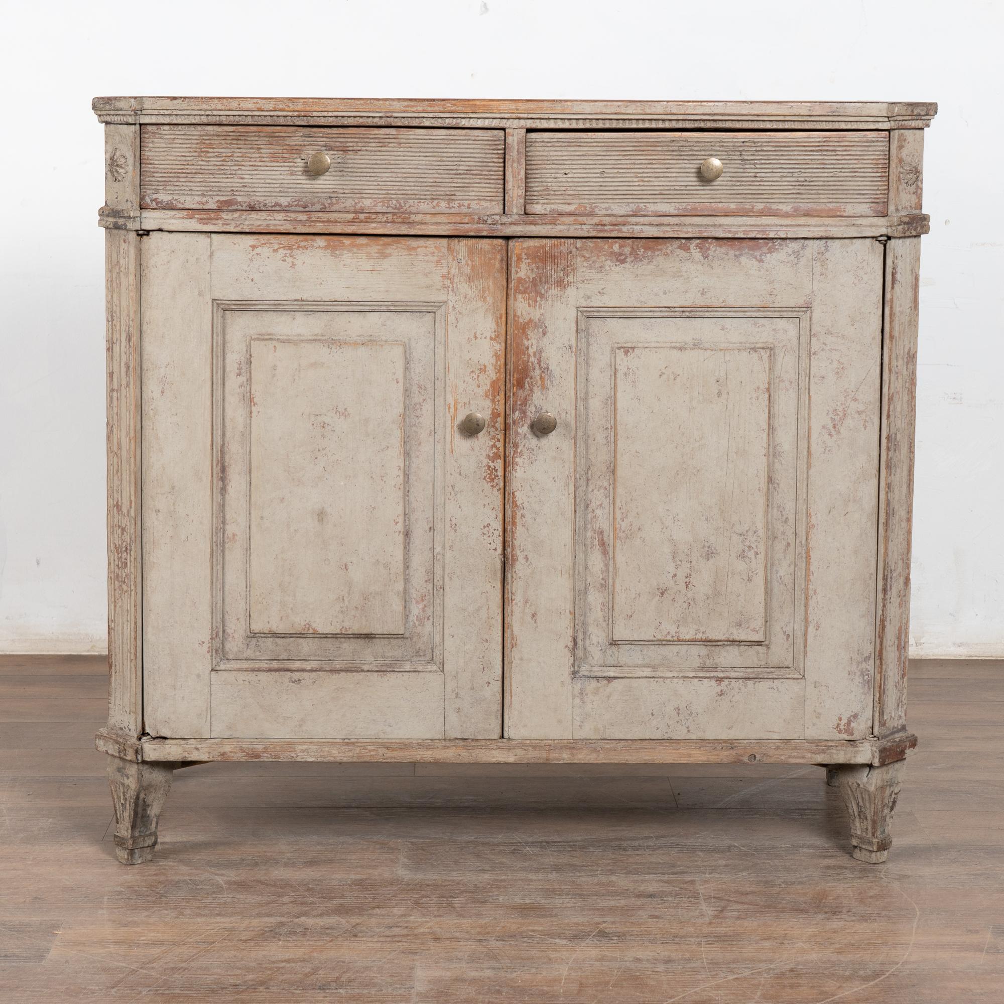 Gustaviano Piccolo mobile credenza svedese grigio dei primi del XIX secolo in vendita