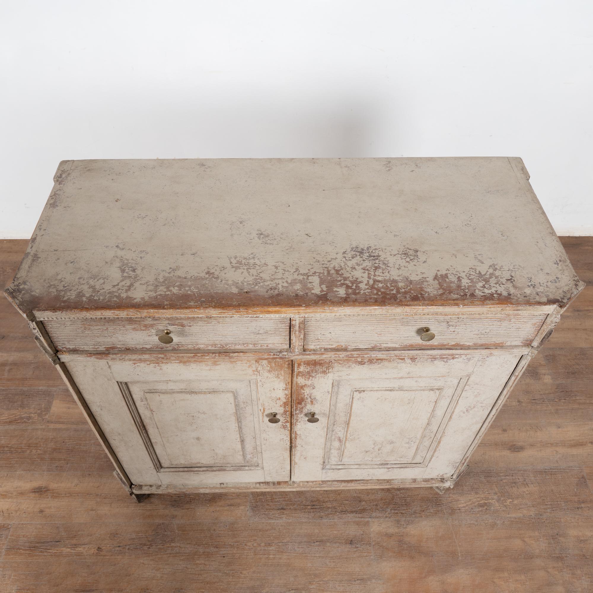 Fatto a mano Piccolo mobile credenza svedese grigio dei primi del XIX secolo in vendita