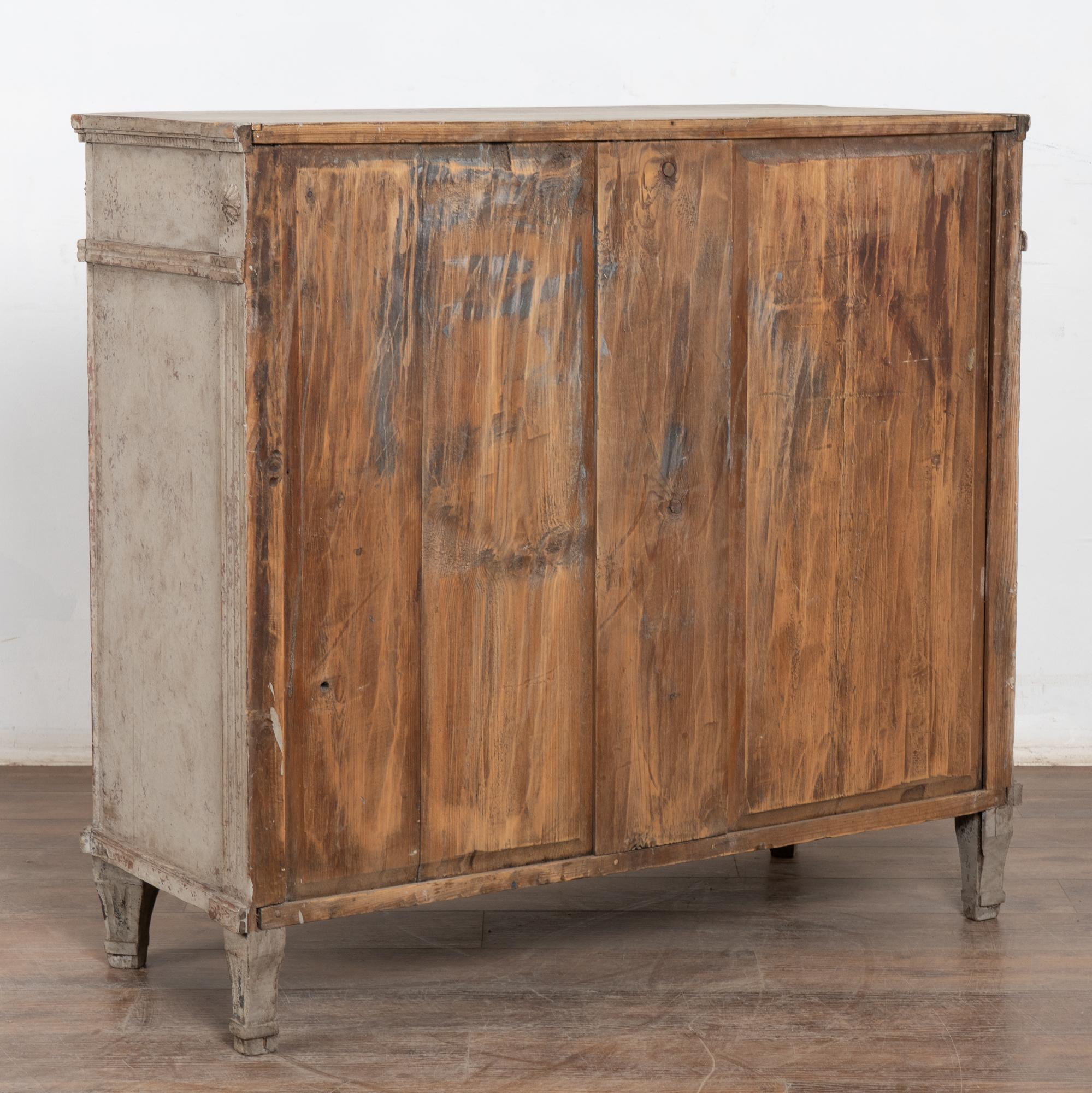 Piccolo mobile credenza svedese grigio dei primi del XIX secolo In condizioni discrete in vendita a Round Top, TX