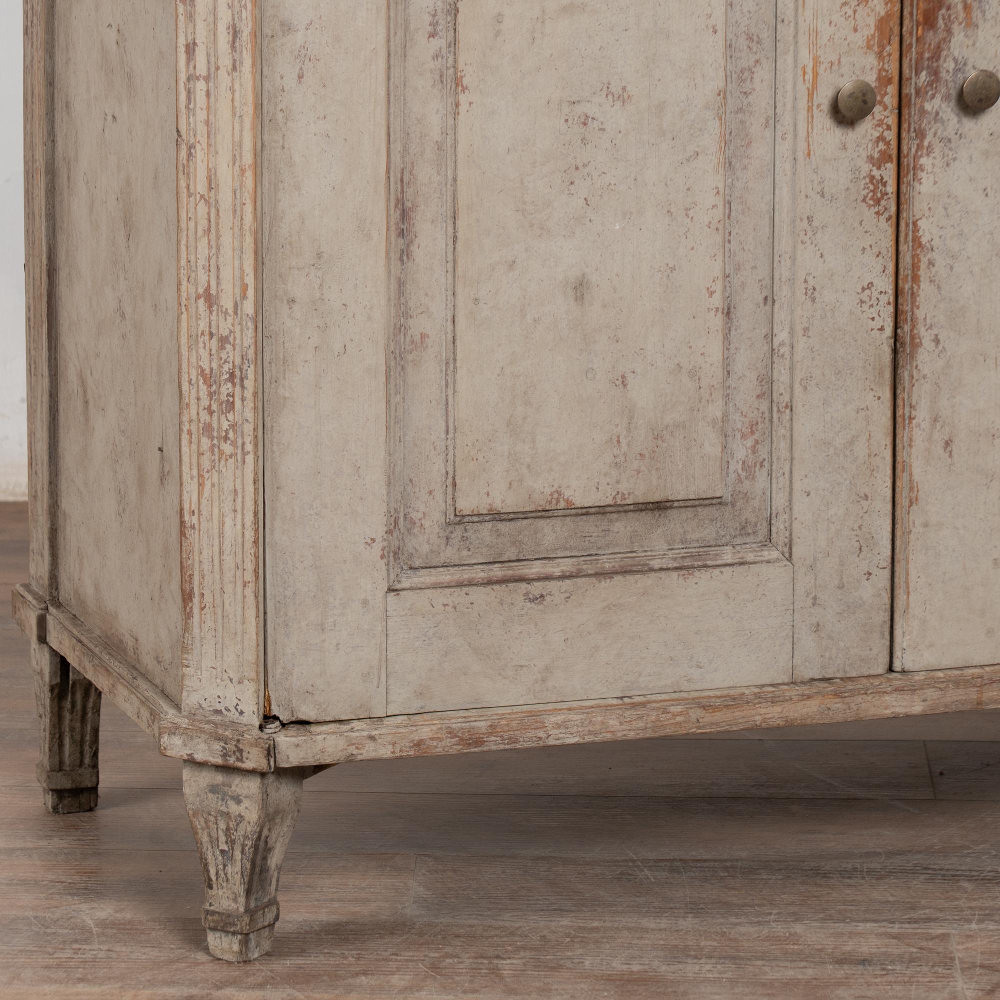 Legno Piccolo mobile credenza svedese grigio dei primi del XIX secolo in vendita