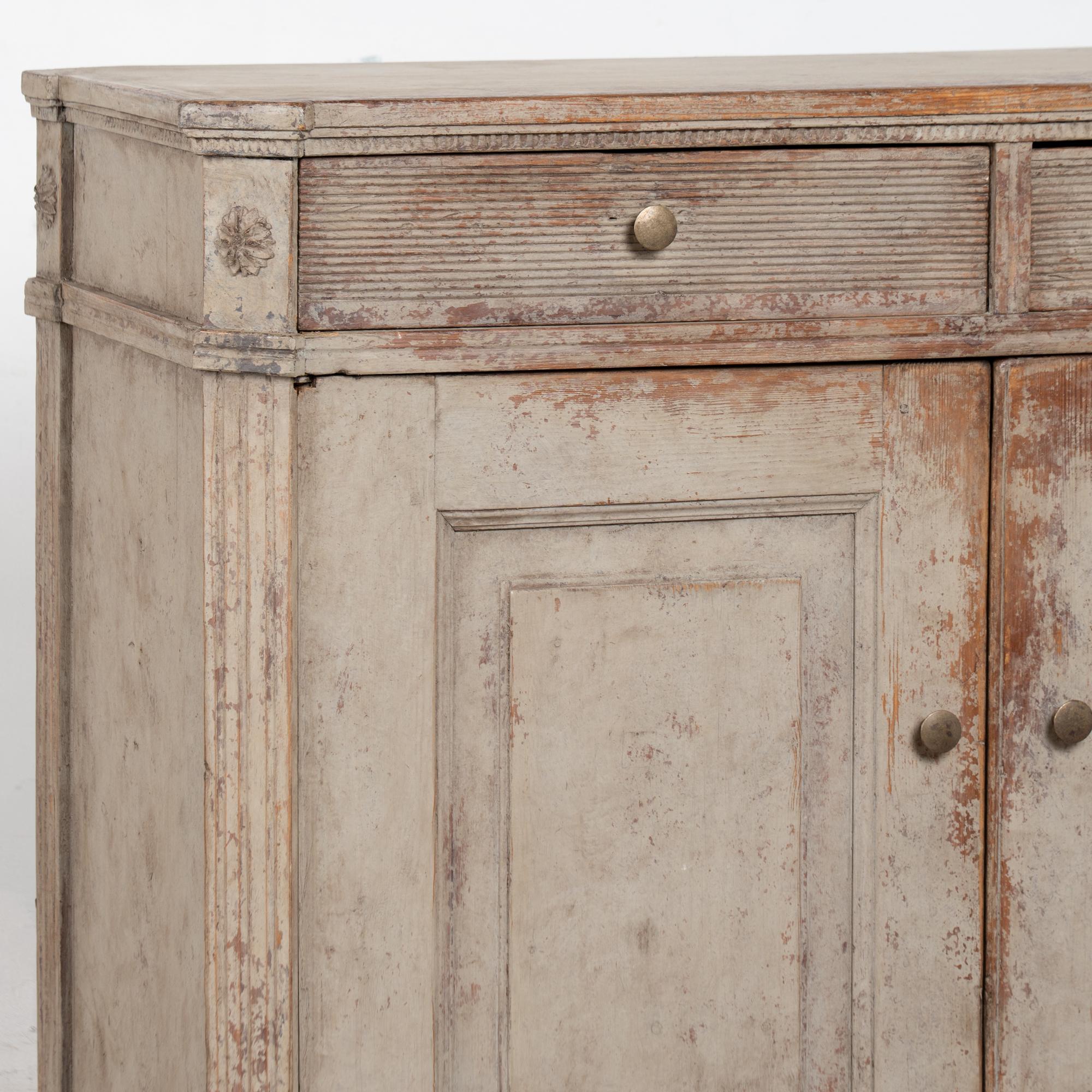 Piccolo mobile credenza svedese grigio dei primi del XIX secolo in vendita 1