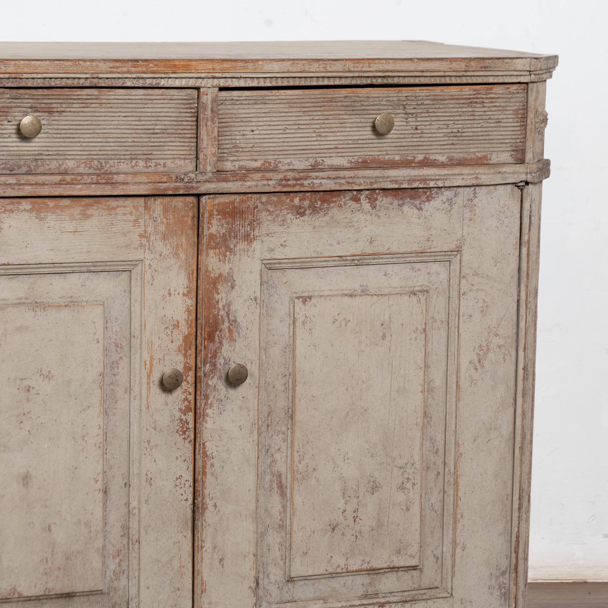 Piccolo mobile credenza svedese grigio dei primi del XIX secolo in vendita 2