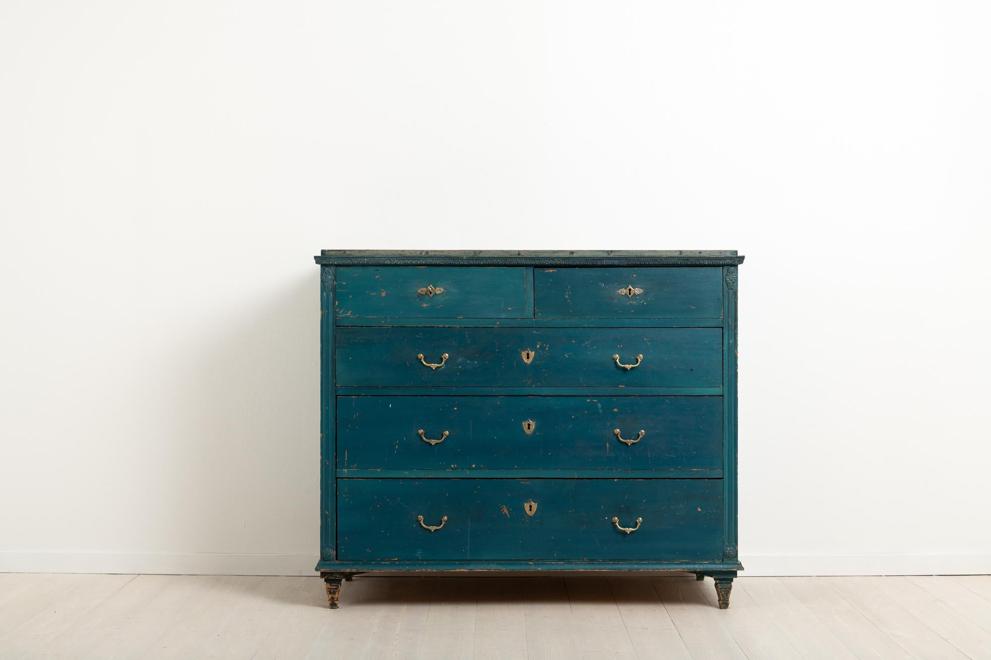 Gustavian bureau with five drawers in painted pine. The paint is the old historic paint with marbling on the tabletop. The paint also has traces of natural wear in the shape of smaller scratches and marks - see pictures for more details. Fluted