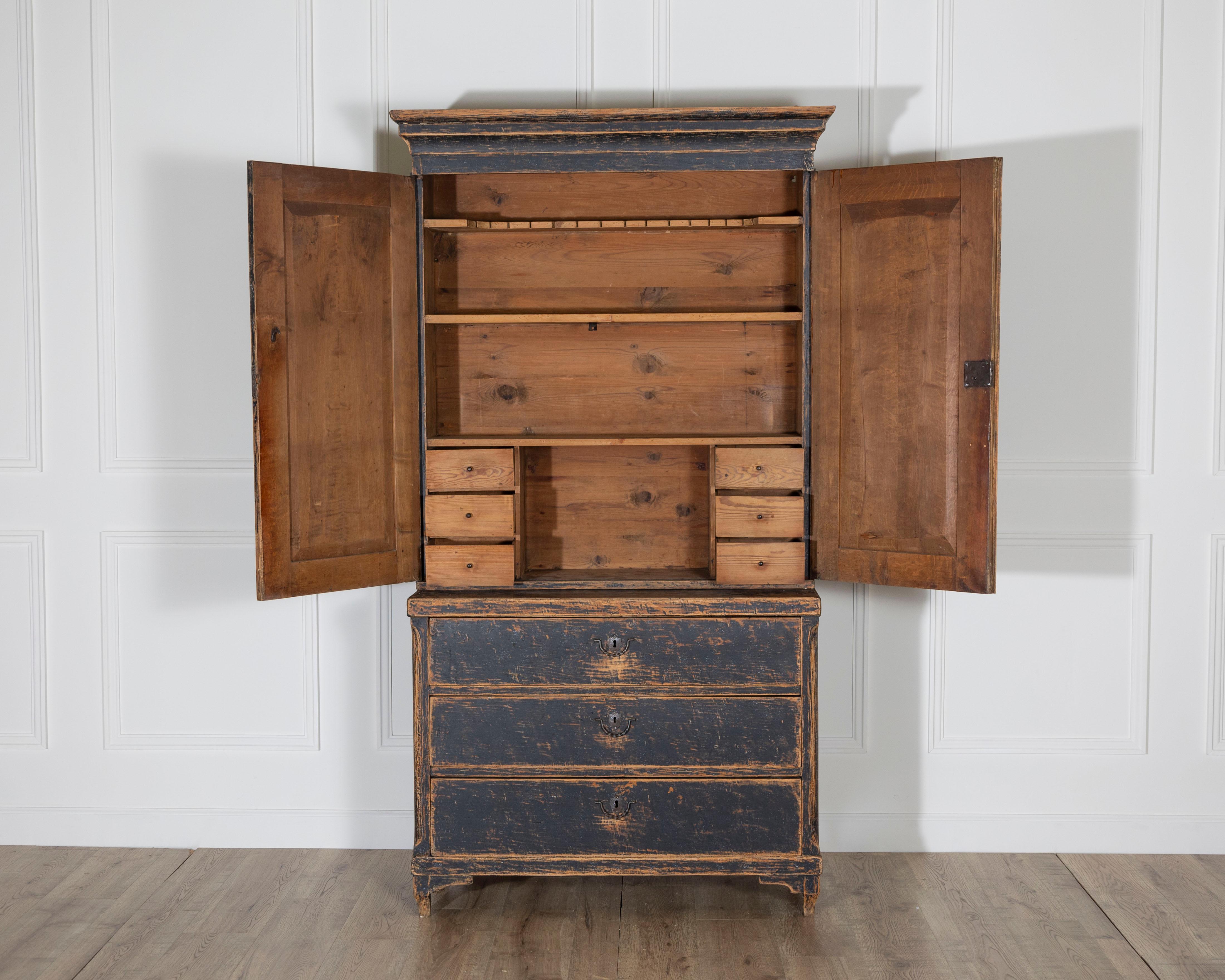 Early 19th Century Swedish Gustavian Cabinet from Värmland, Repainted in Black In Good Condition For Sale In Atlanta, GA