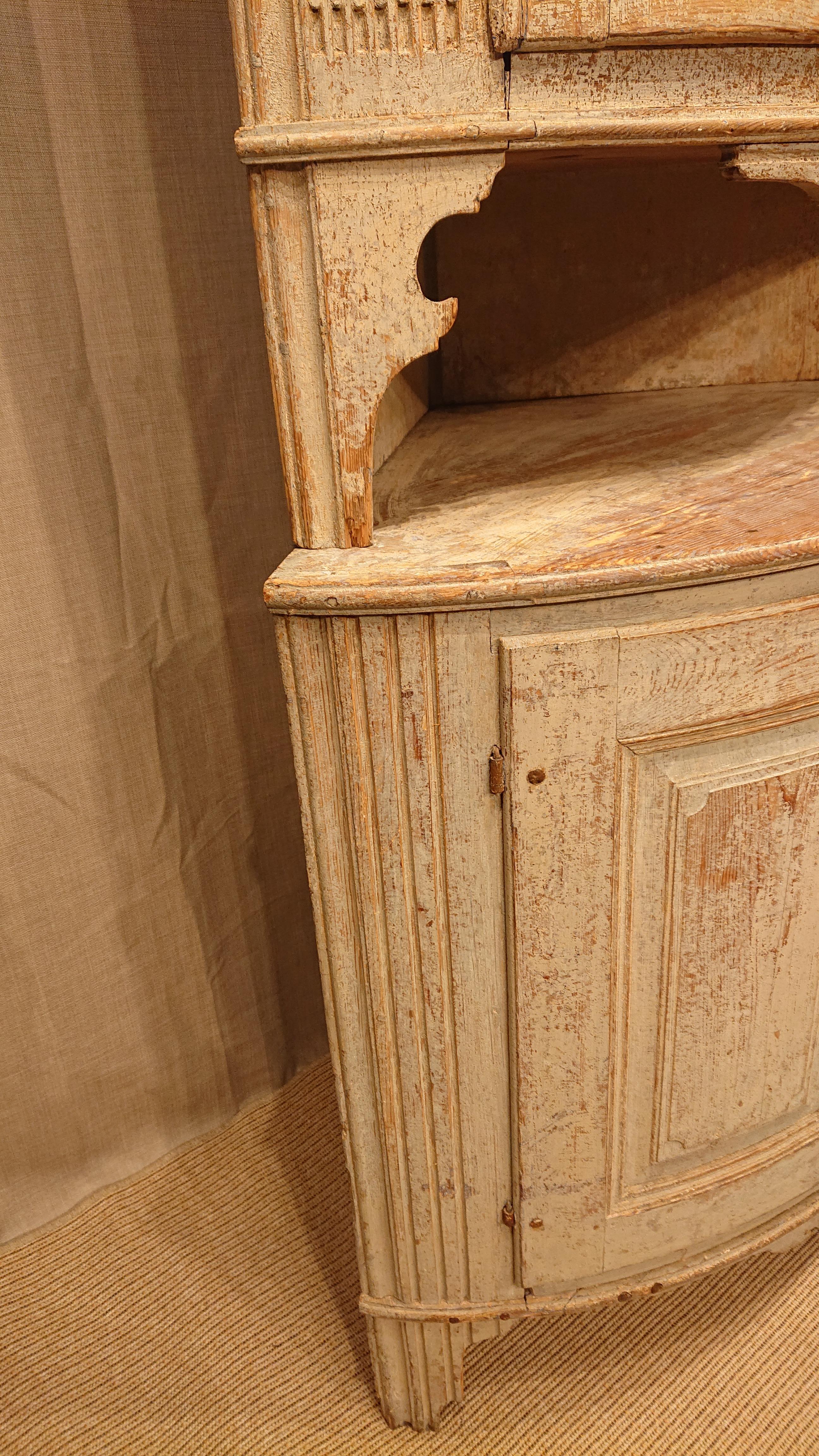 Early 19th Century Swedish Gustavian Corner Cabinet with Original Paint 3