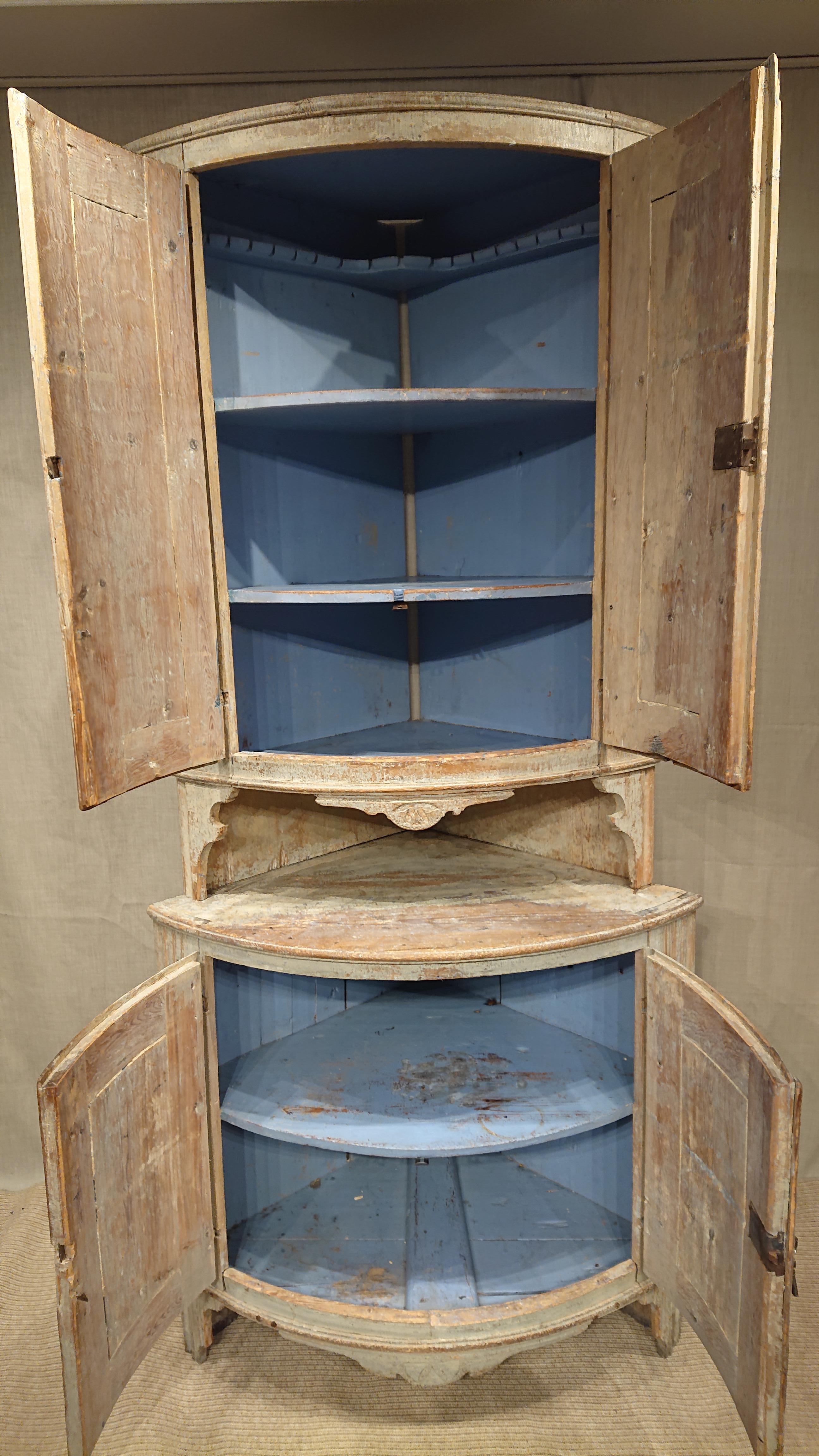 Early 19th Century Swedish Gustavian Corner Cabinet with Original Paint For Sale 5