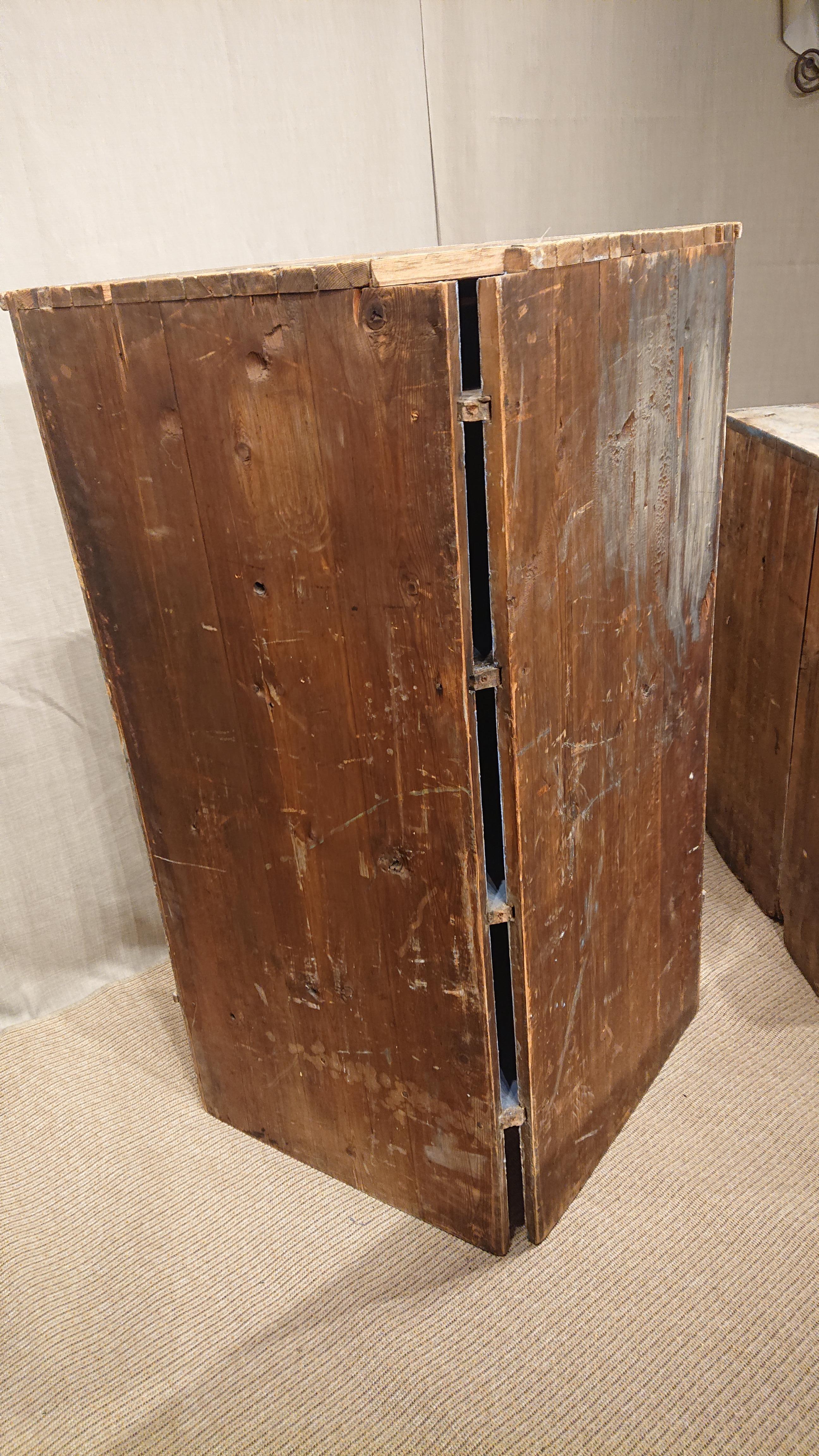 Early 19th Century Swedish Gustavian Corner Cabinet with Original Paint 10