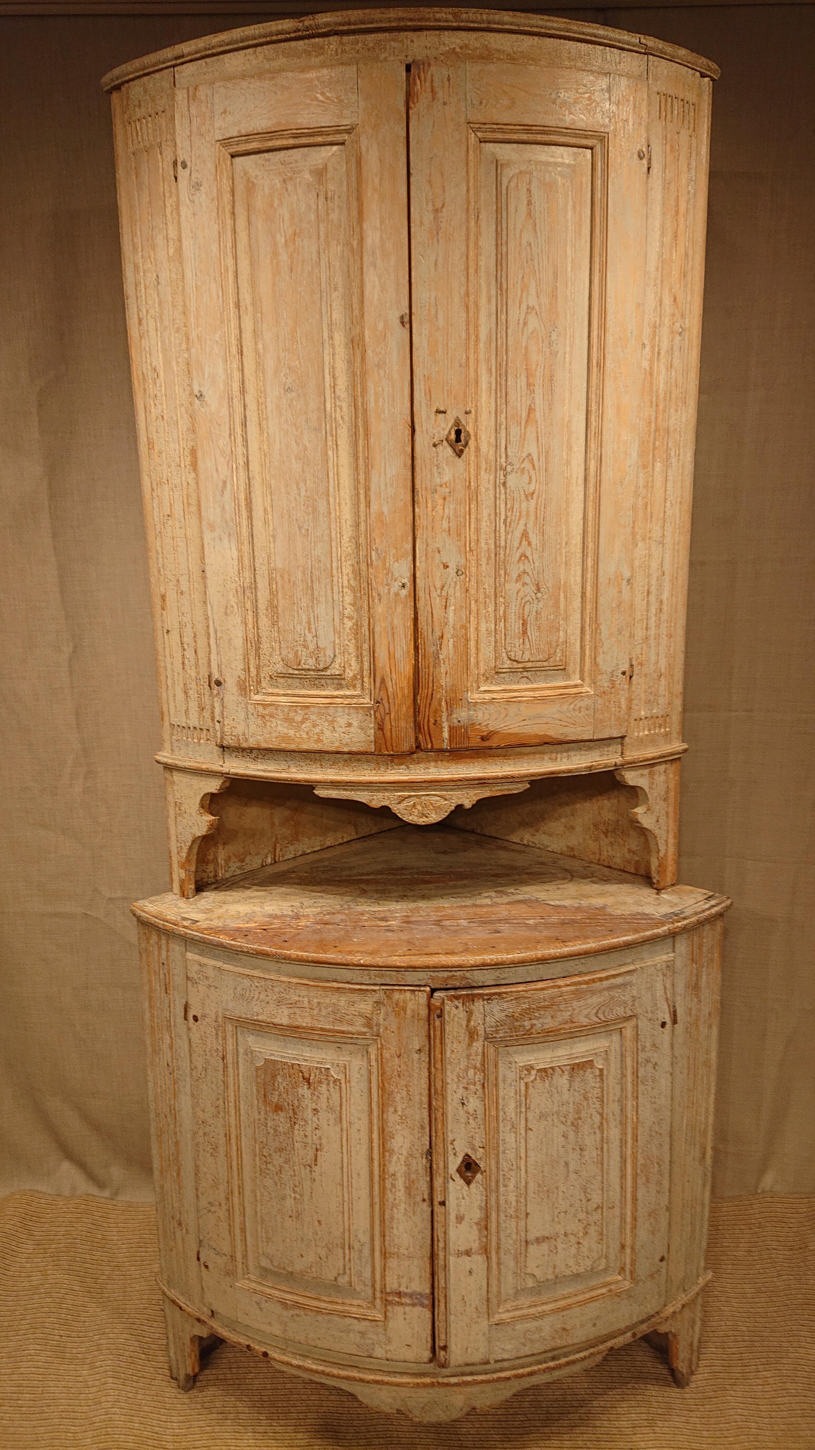 19th century Swedish Gustavian Corner Cabinet from Boden Norrbotten, Northern Sweden.
Note!!! See the correct dimensions of the Corner Cabinet below in the text!!!!
Fantastic fine Corner Cabinet with beautiful carved and ribbed details.
Scraped by