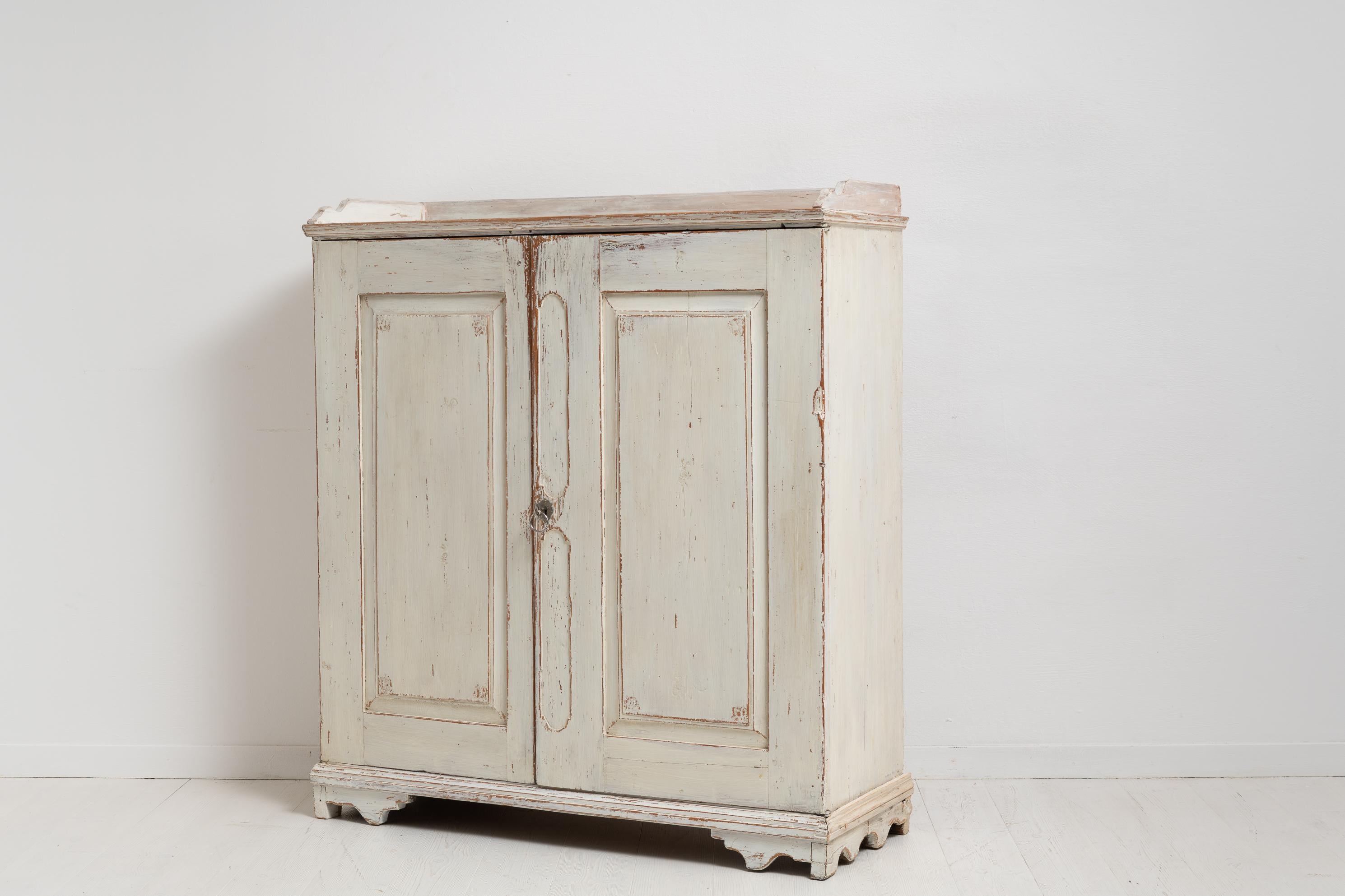 Early 19th Century Swedish Gustavian Country Sideboard In Good Condition In Kramfors, SE