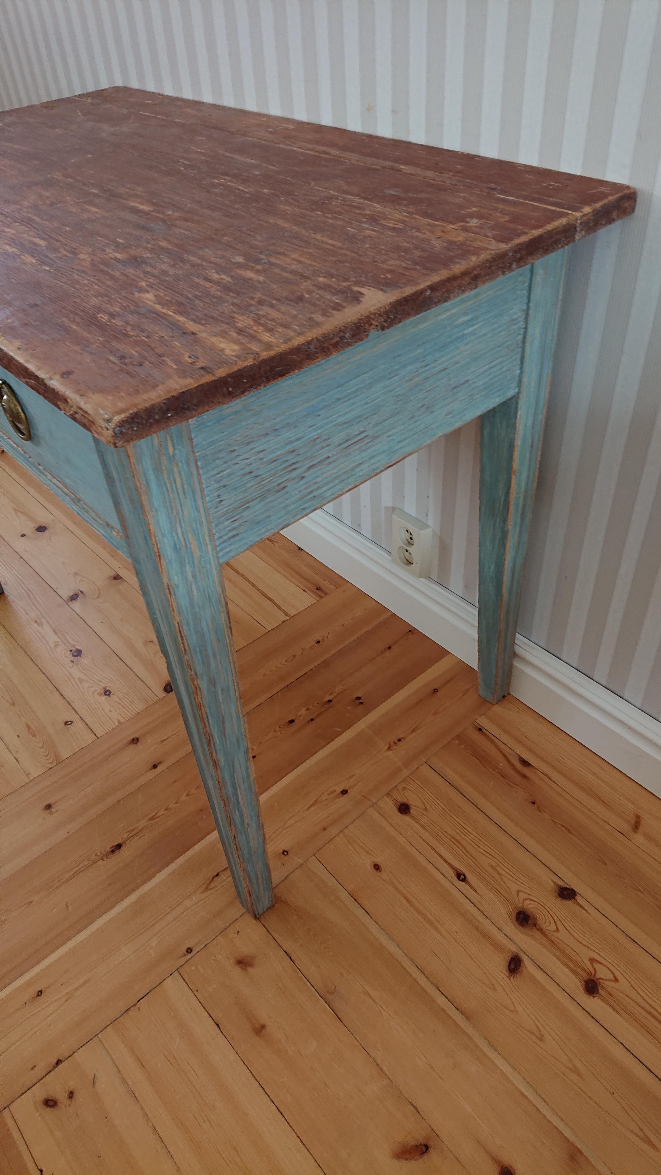 Early 19th Century Swedish  antique  rustic Gustavian Desk with Original Paint For Sale 1