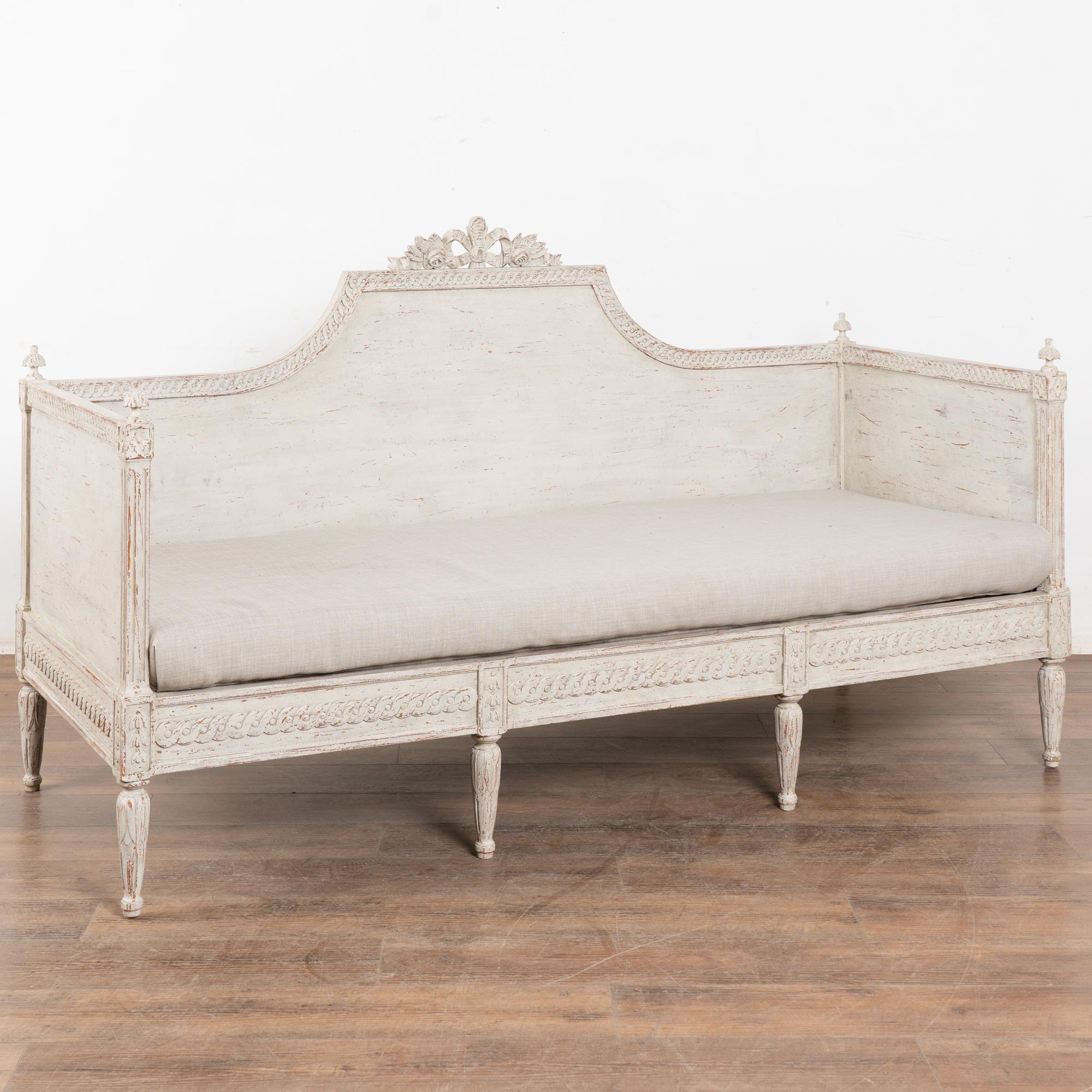 This exceptional Swedish Gustavian sofa or settee has exquisitely carved details along back and skirt, all raised on six turned feet.
Please enlarge and examine the close up photos to appreciate the light gray (with antique white undertones) painted