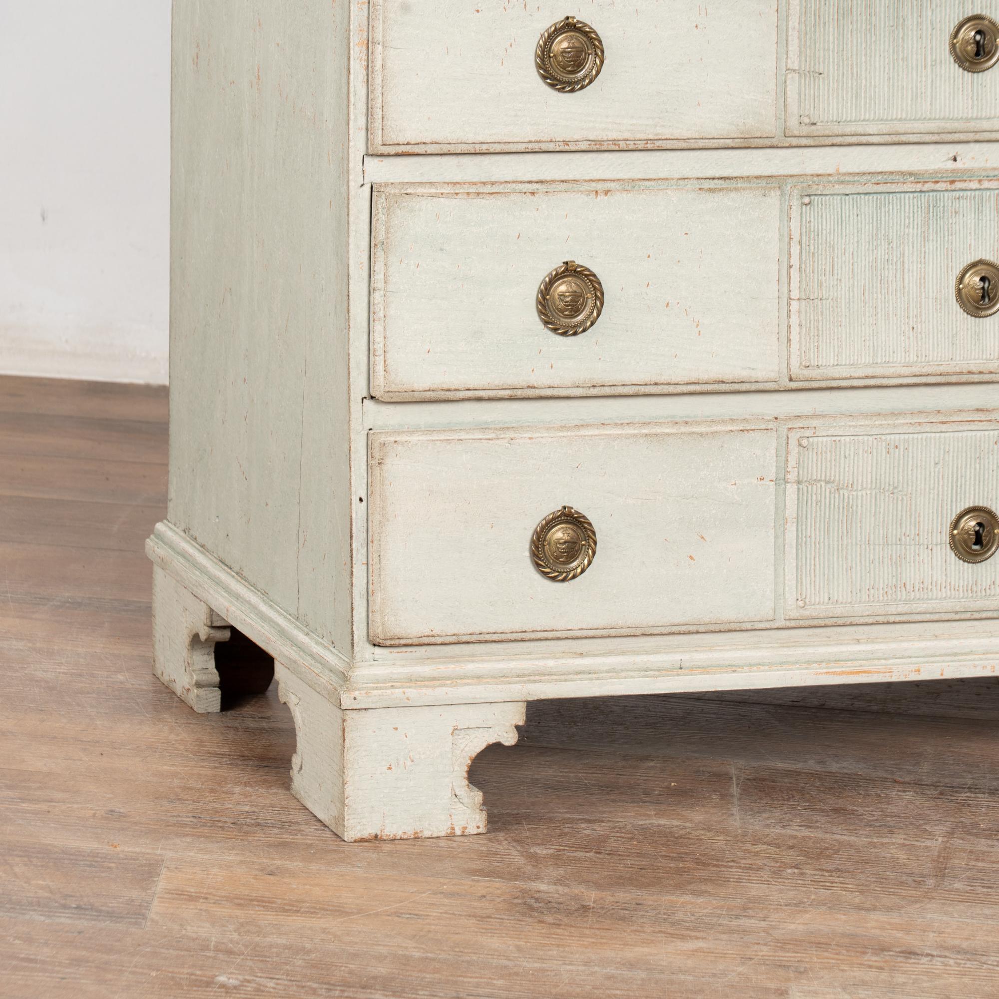 Early 19th Century Swedish Gustavian Large Gray Chest of Four Drawers For Sale 6