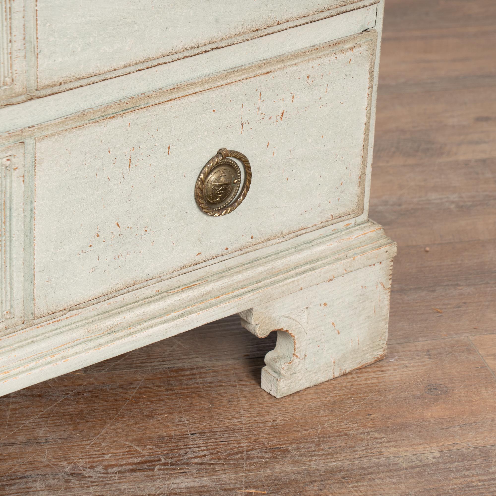 Early 19th Century Swedish Gustavian Large Gray Chest of Four Drawers For Sale 7