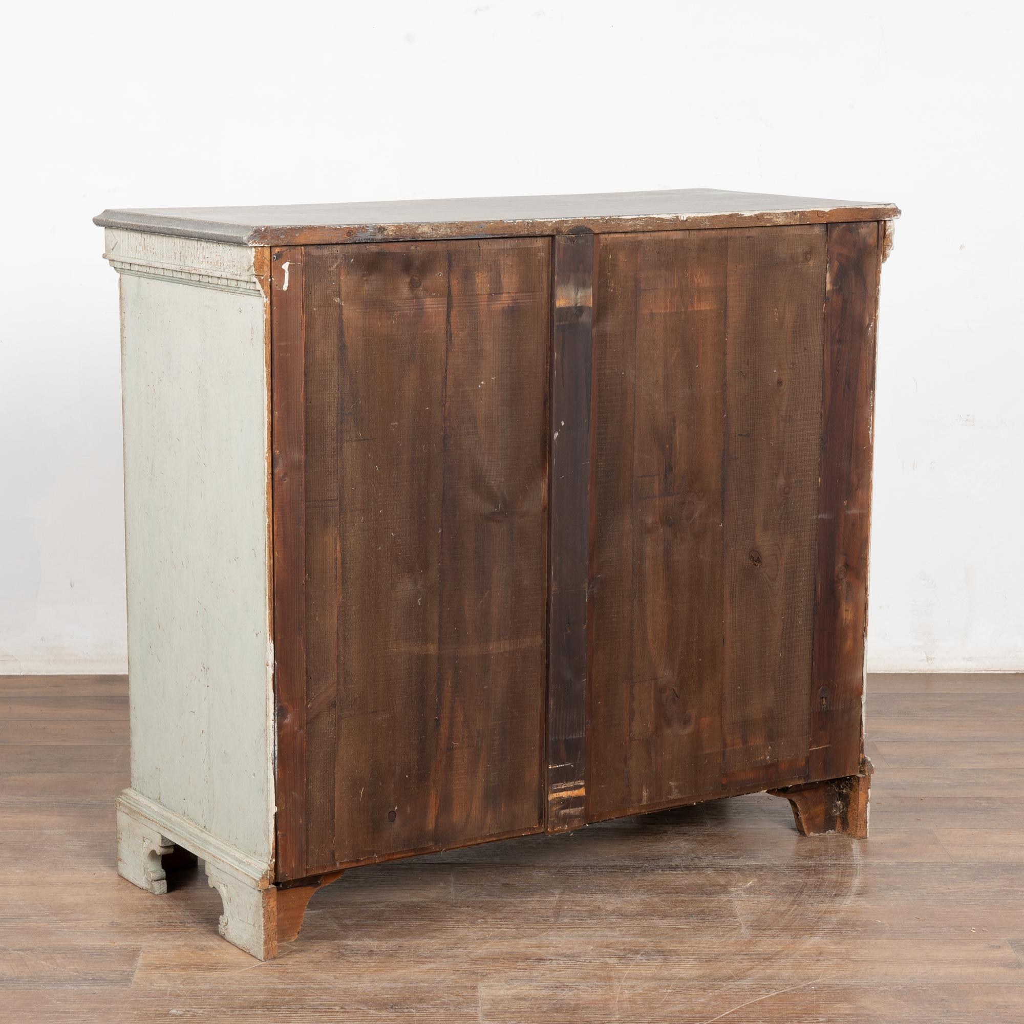Early 19th Century Swedish Gustavian Large Gray Chest of Four Drawers For Sale 8