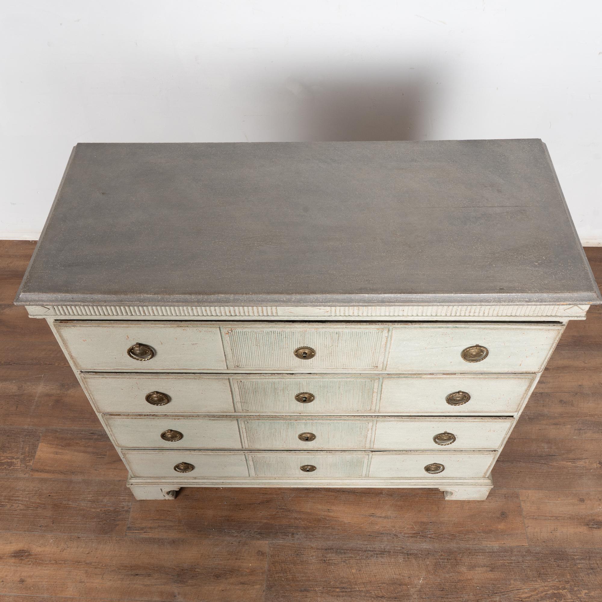 Early 19th Century Swedish Gustavian Large Gray Chest of Four Drawers For Sale 1