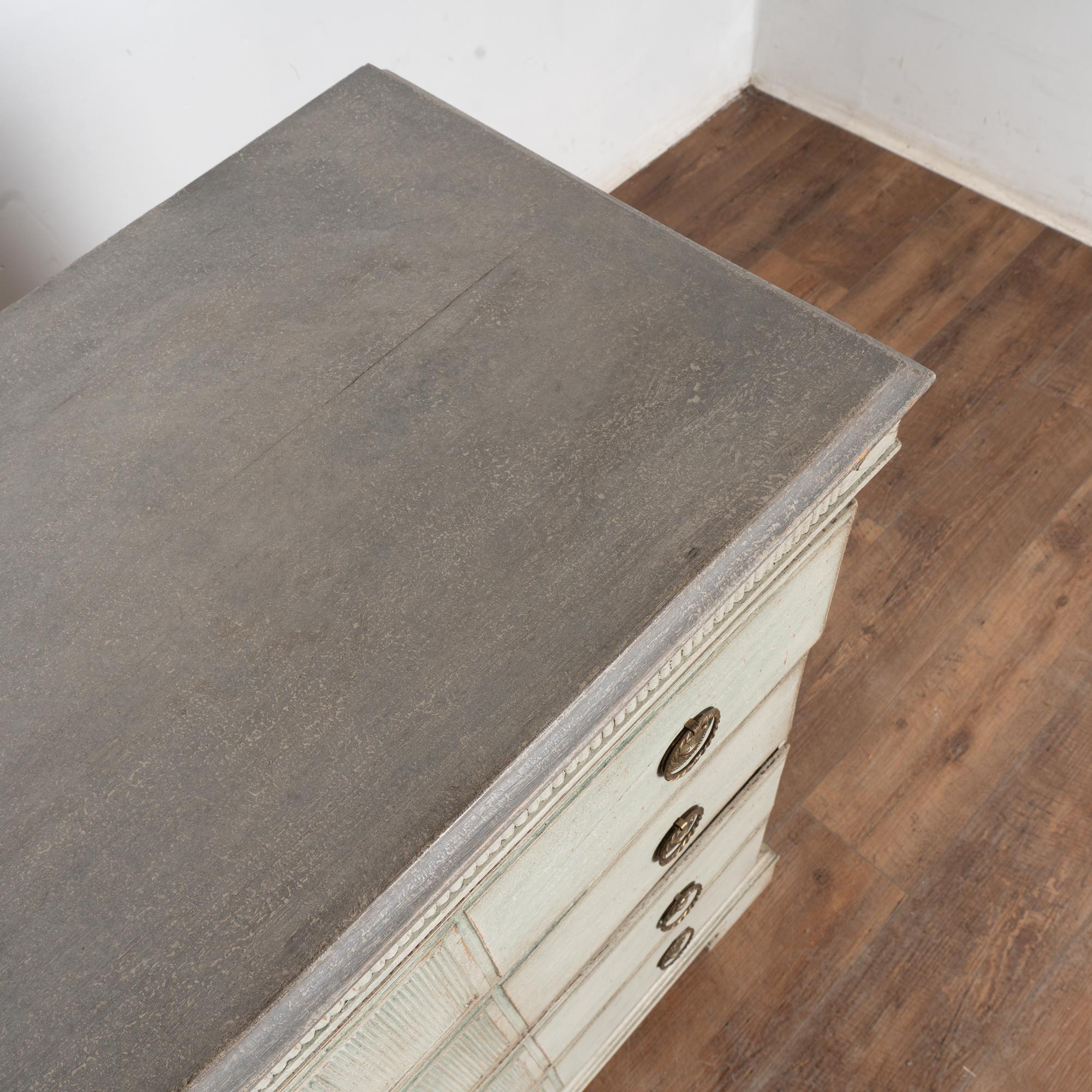 Early 19th Century Swedish Gustavian Large Gray Chest of Four Drawers For Sale 2