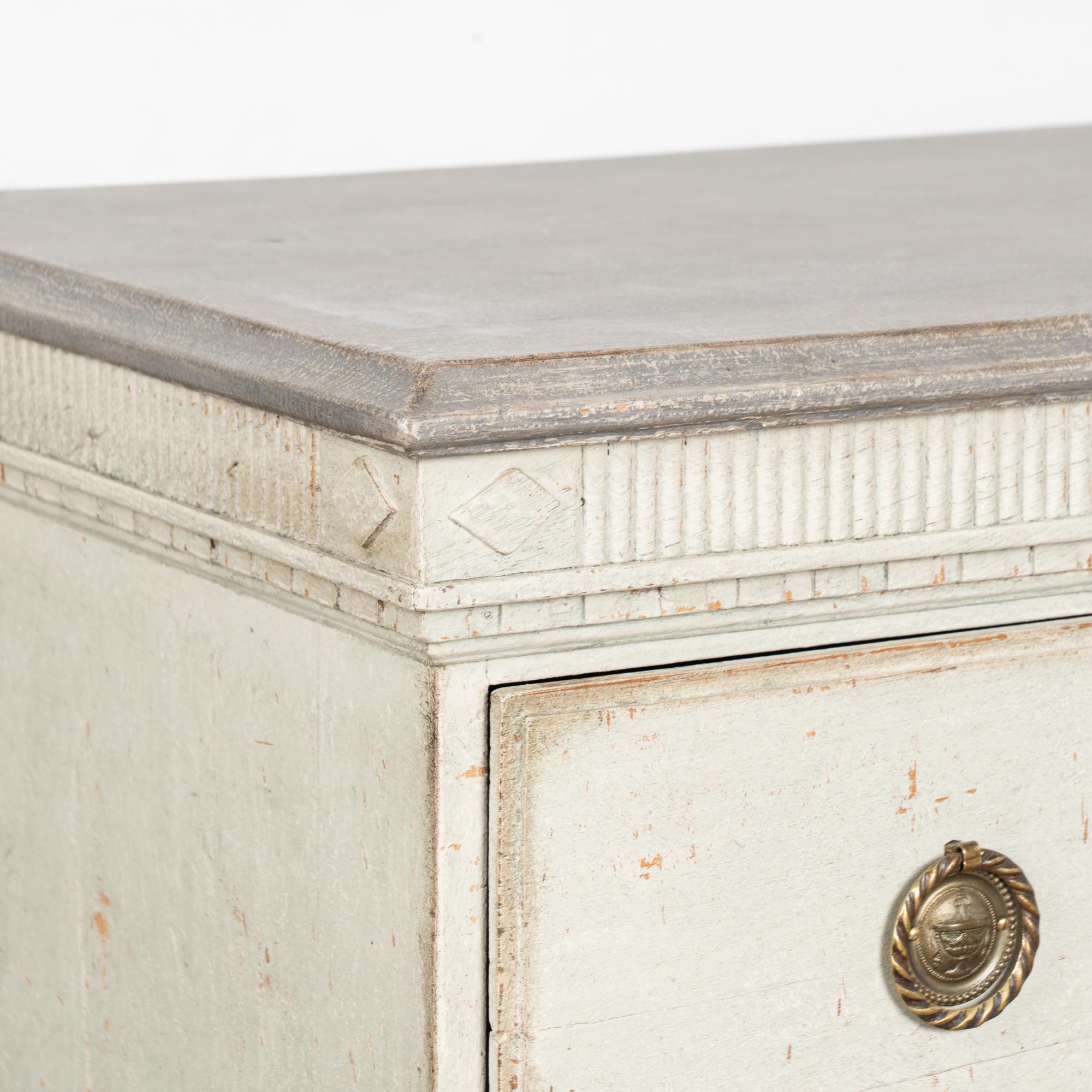 Early 19th Century Swedish Gustavian Large Gray Chest of Four Drawers For Sale 3