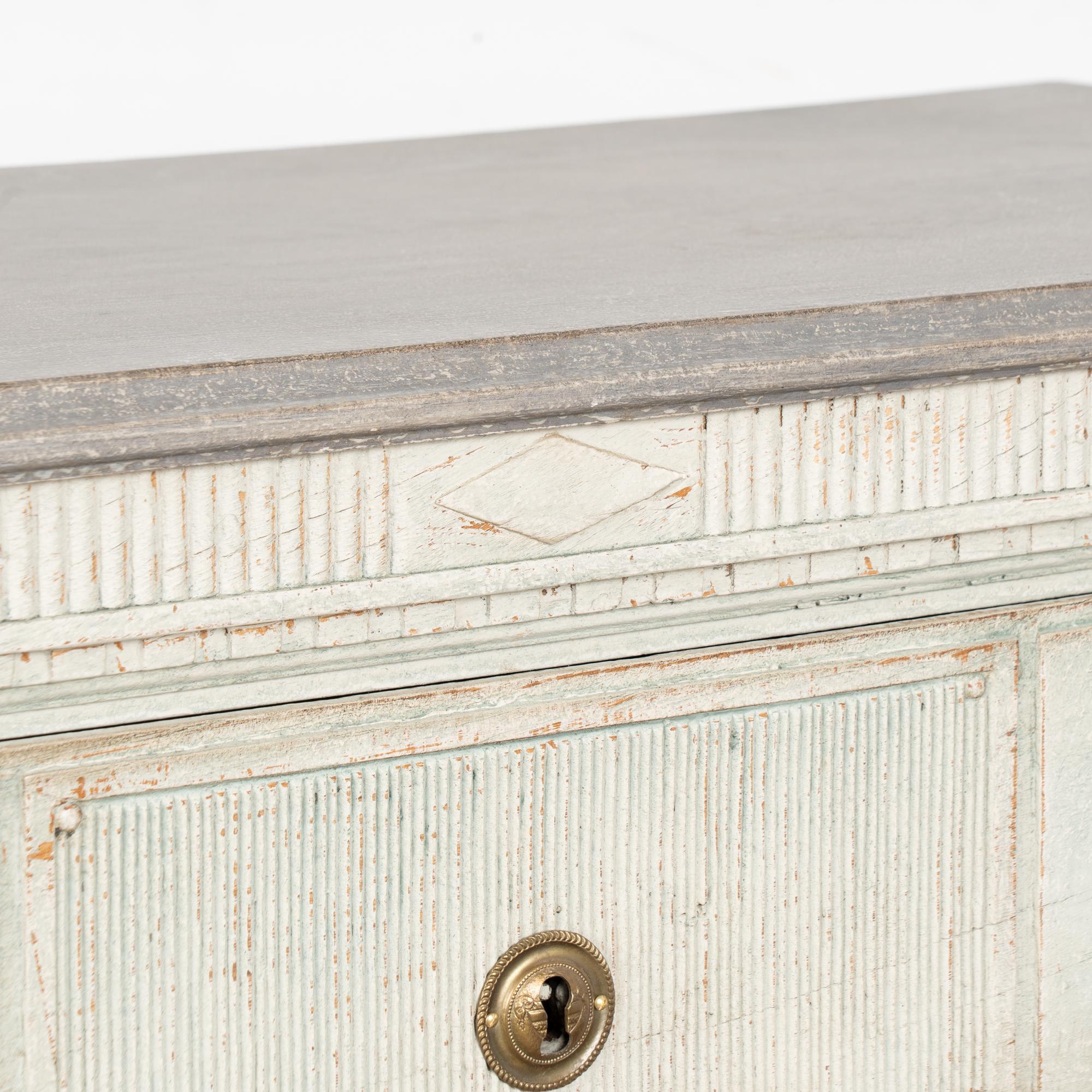 Early 19th Century Swedish Gustavian Large Gray Chest of Four Drawers For Sale 4