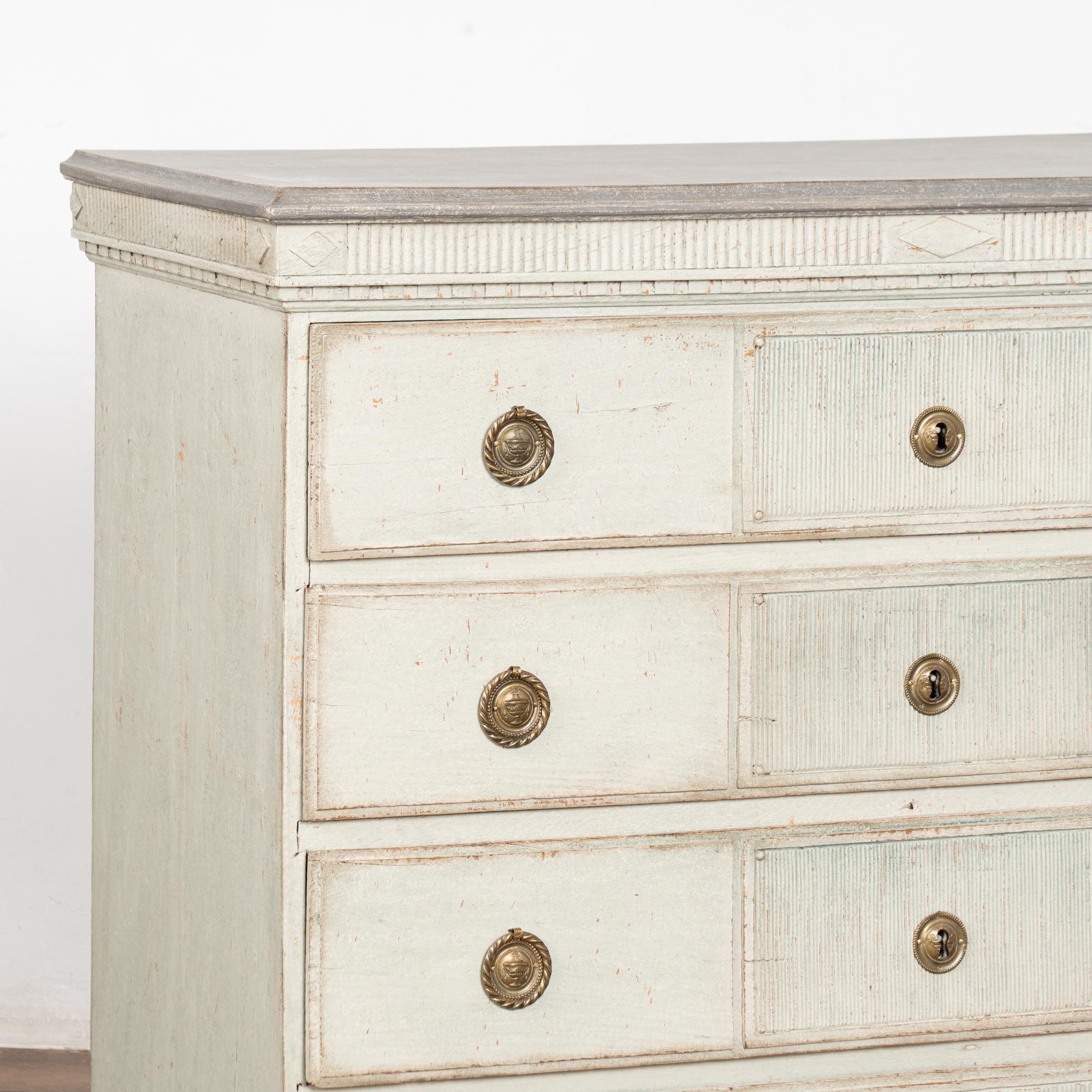 Early 19th Century Swedish Gustavian Large Gray Chest of Four Drawers For Sale 5