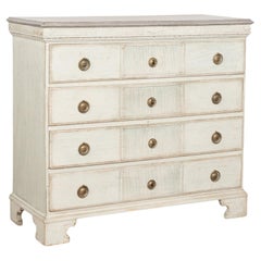 Début du 19ème siècle, grande commode grise à quatre tiroirs de style suédois gustavien