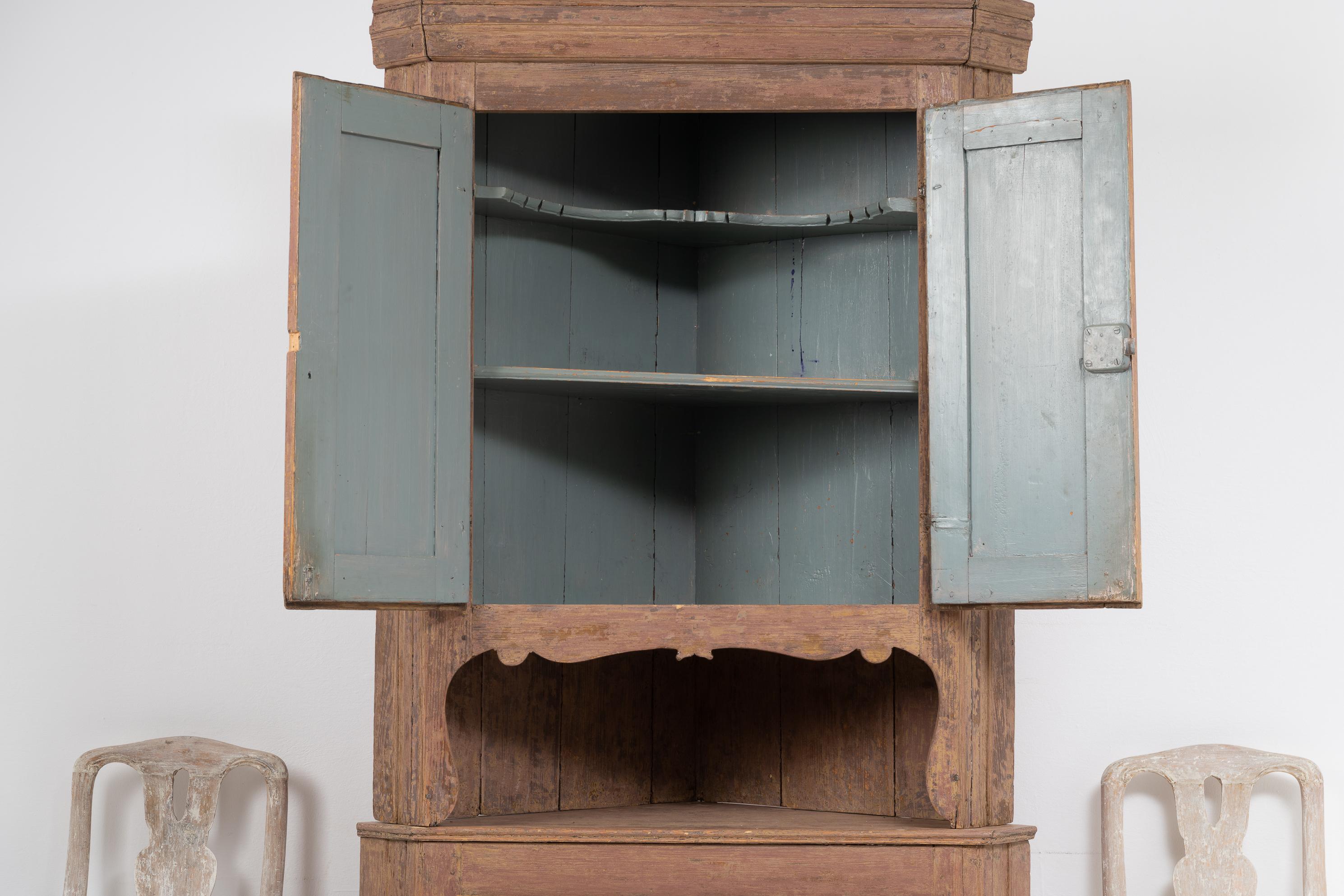 Hand-Crafted Early 19th Century Swedish Gustavian Neoclassic Corner Cabinet