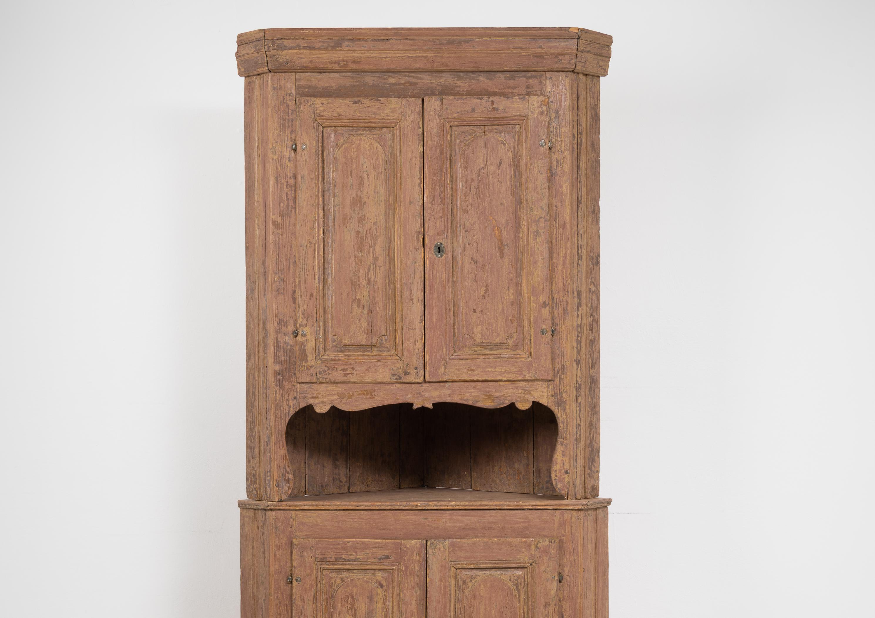Early 19th Century Swedish Gustavian Neoclassic Corner Cabinet 1