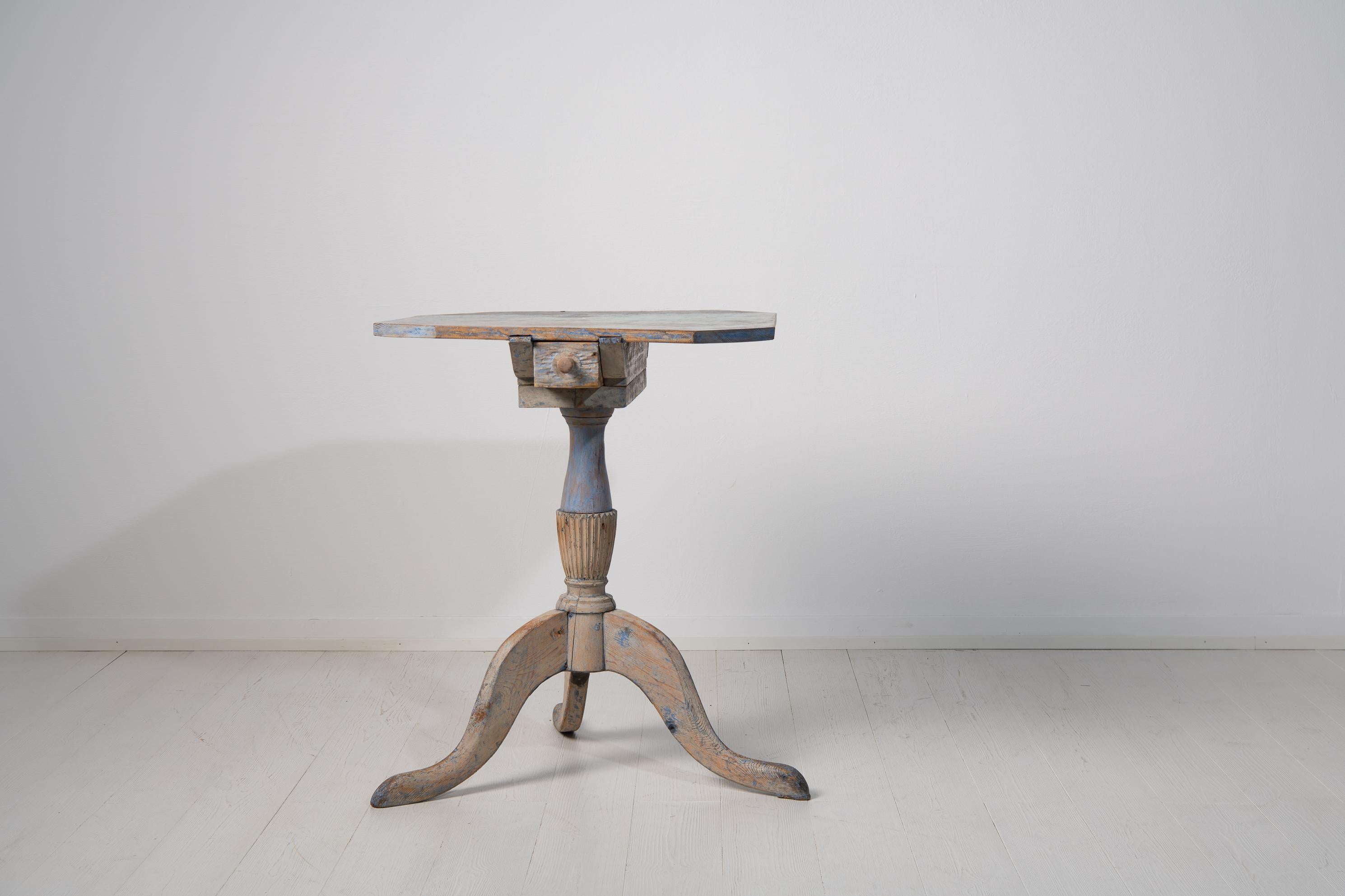 Early 19th Century Swedish Gustavian Painted Column Table In Good Condition In Kramfors, SE