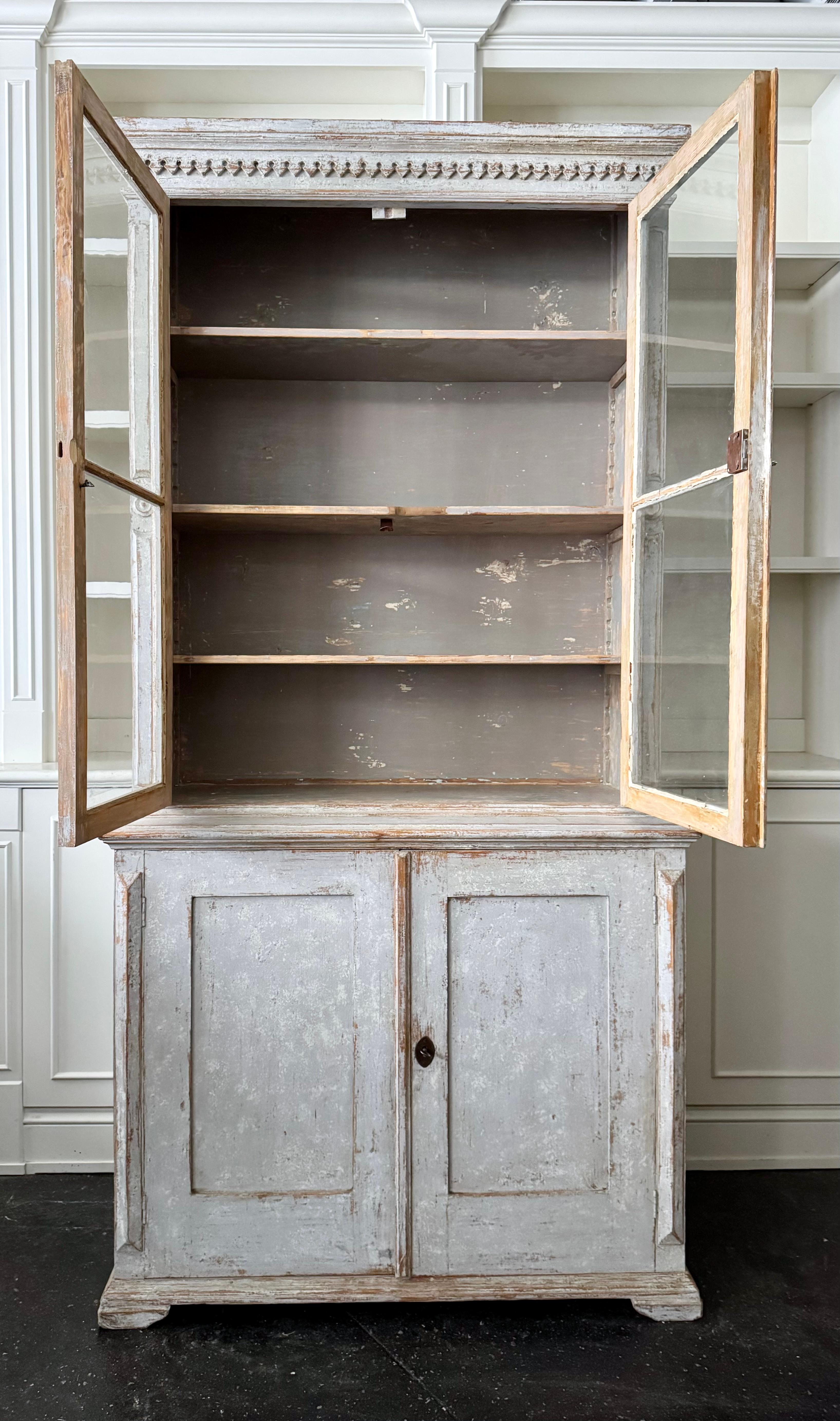 Schwedischer Gustavianischer Schrank / Bücherregal aus dem frühen 19. (19. Jahrhundert) im Angebot