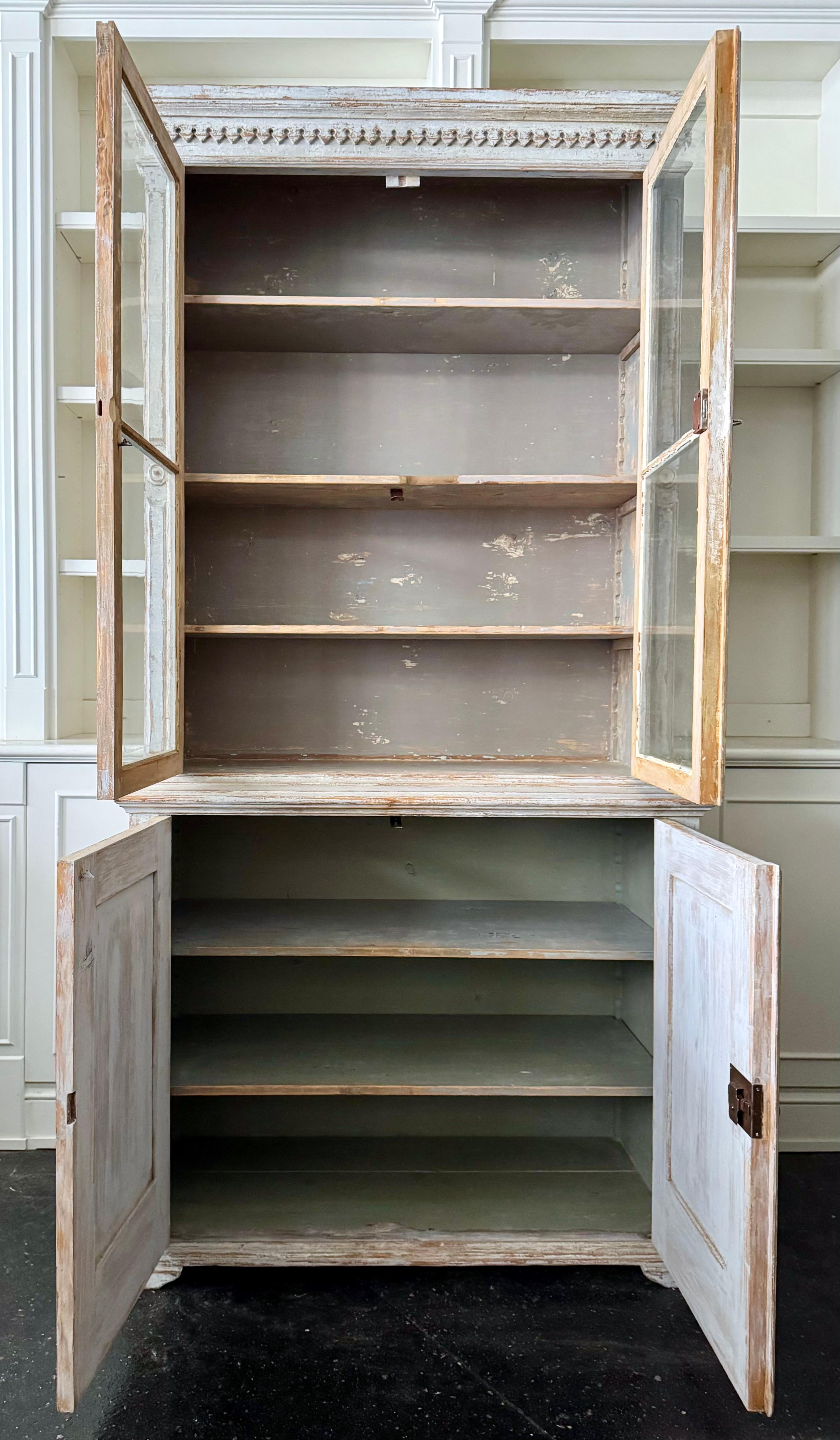 Schwedischer Gustavianischer Schrank / Bücherregal aus dem frühen 19. (Glas) im Angebot