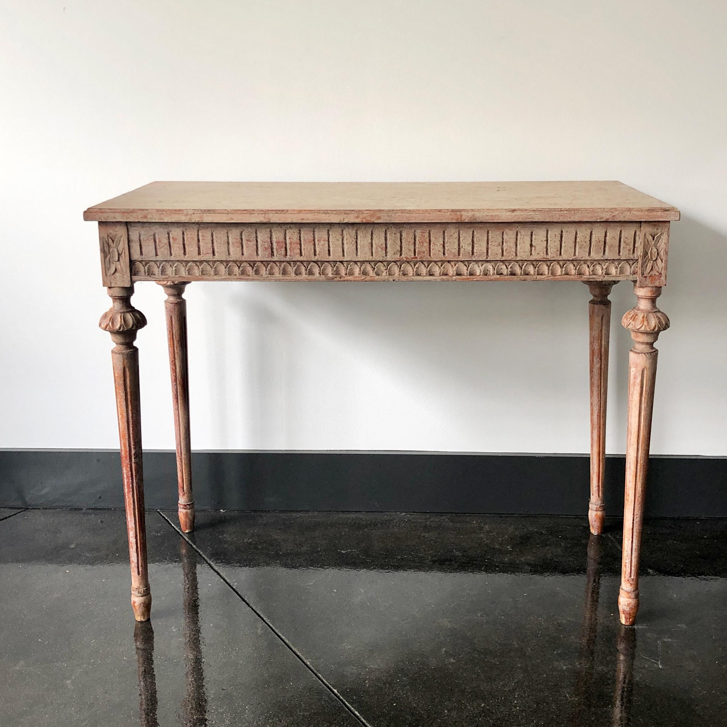 Early 19th century Swedish Gustavian freestanding period console table with richly decorated with carvings to sides of apron and wonderful carved tapered and fluted feet beneath flower motifs
Stockholm, Sweden, circa 1810.