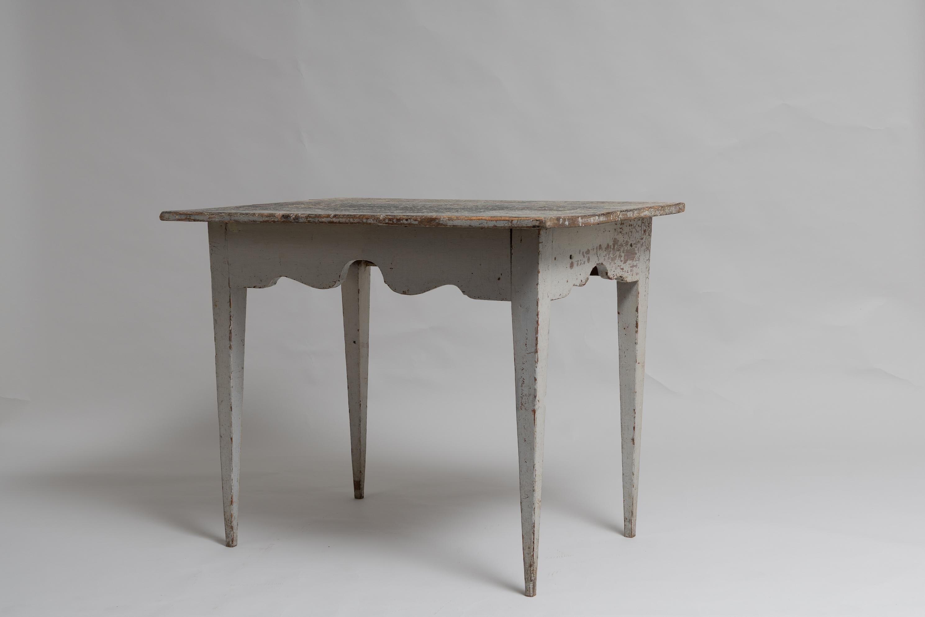 Hand-Crafted Early 19th Century Swedish Gustavian Pine Wall Table For Sale