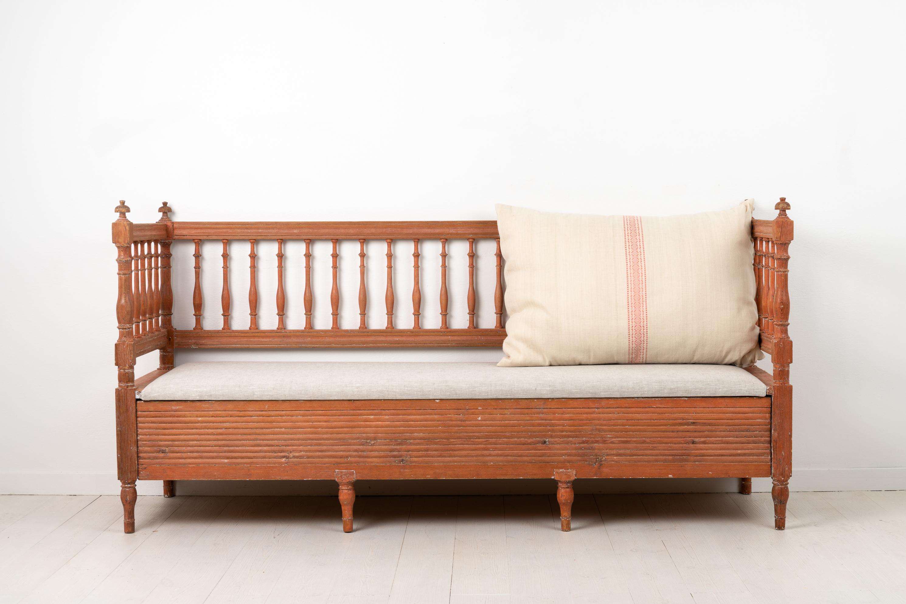 Nordschwedisches Sofa im gustavianischen Landhausstil aus Kiefer, das seine ursprüngliche, abgeschabte Farbe zeigt. Dieses Sofa aus dem frühen 19. Jahrhundert, etwa zwischen 1800 und 1810, ist ein Beispiel für die Zweckmäßigkeit des schwedischen