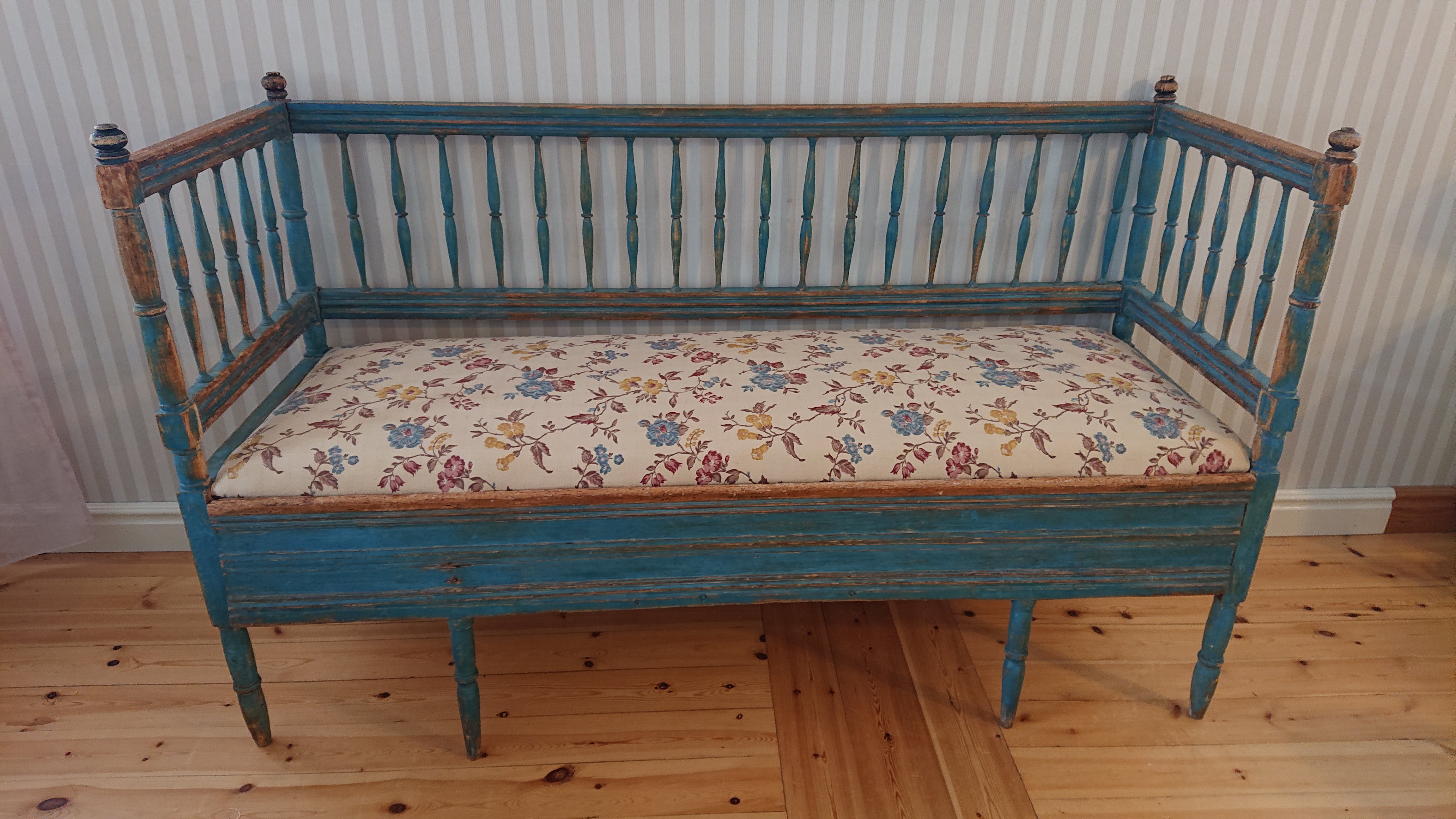 Anfang 19. Jahrhundert  Antikes rustikales schwedisches Gustavian Provincial Sofa aus Råneå Norrbotten, Nordschweden.
Ein wunderschönes schwedisches Sofa im Gustavianischen Stil, das von Hand wieder auf seine 
 gut erhaltene Originalfarbe.
Das Sofa