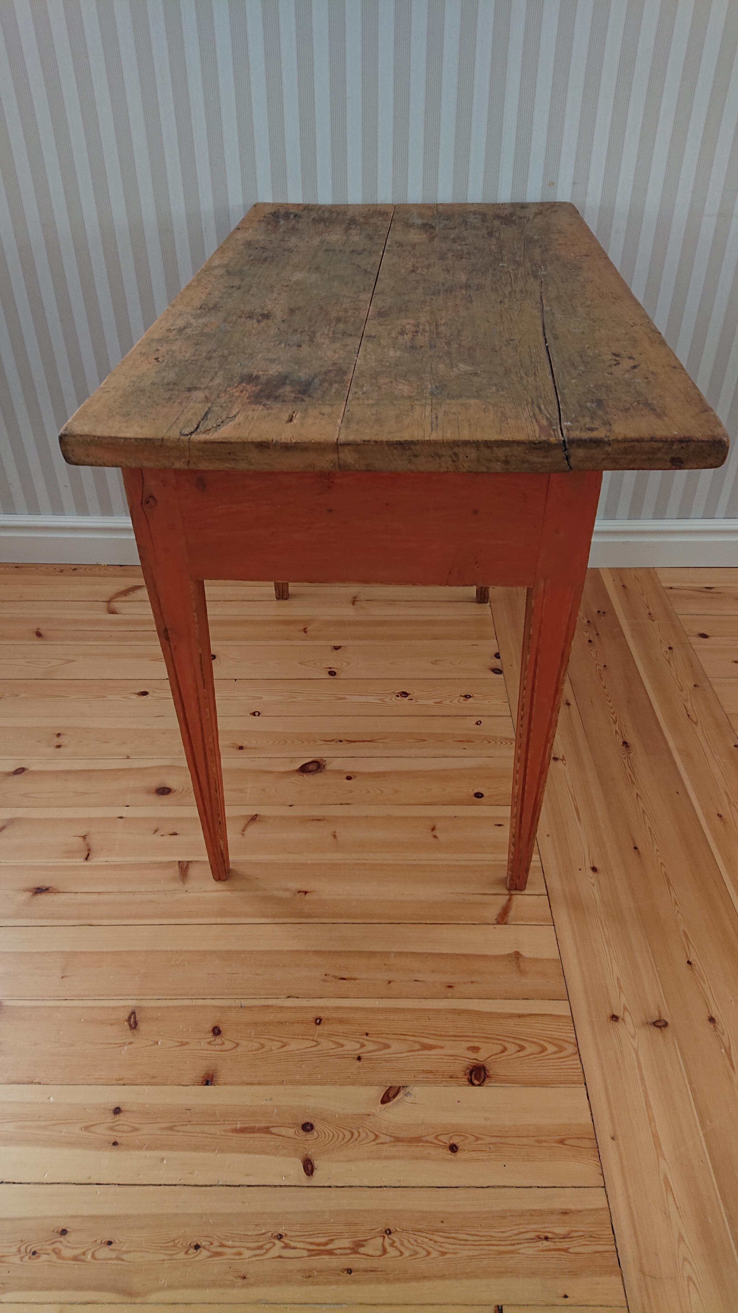 Table gustavienne suédoise ancienne rustique du début du XIXe siècle avec peinture d'origine Bon état - En vente à Boden, SE