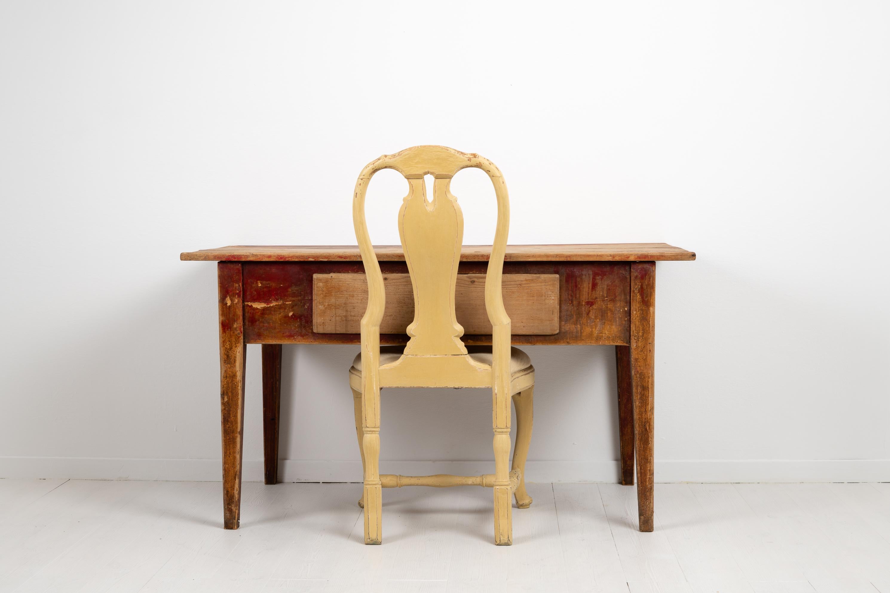 Tavolo da lavoro svedese in stile gustaviano dei primi anni del 1800, probabilmente degli anni tra il 1810 e il 1820. Il tavolo proviene dalla Svezia settentrionale ed è un pezzo forte, con una struttura robusta e un legno massiccio: il risultato di