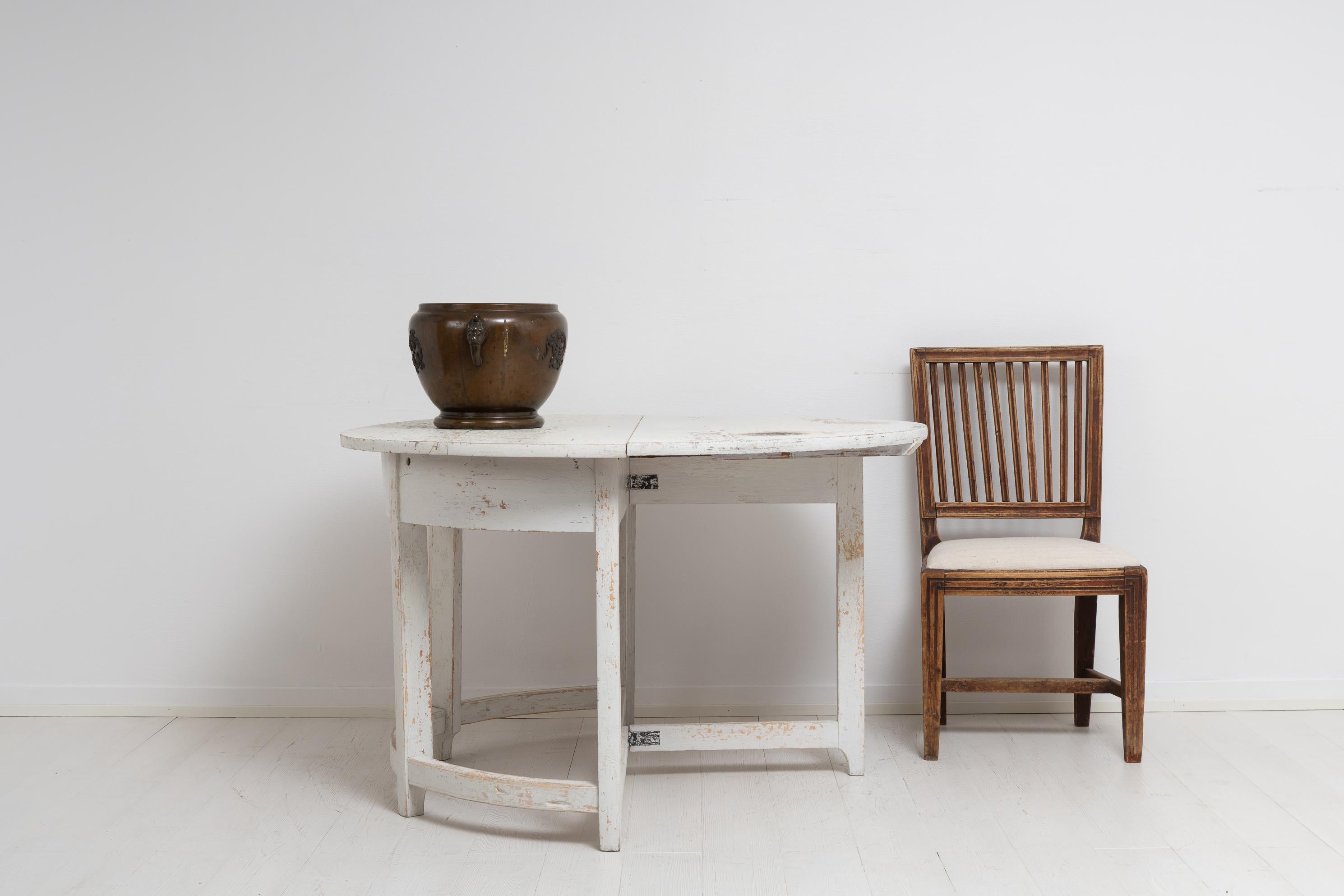Early 19th Century Swedish Gustavian White Country Drop Leaf Table For Sale 1