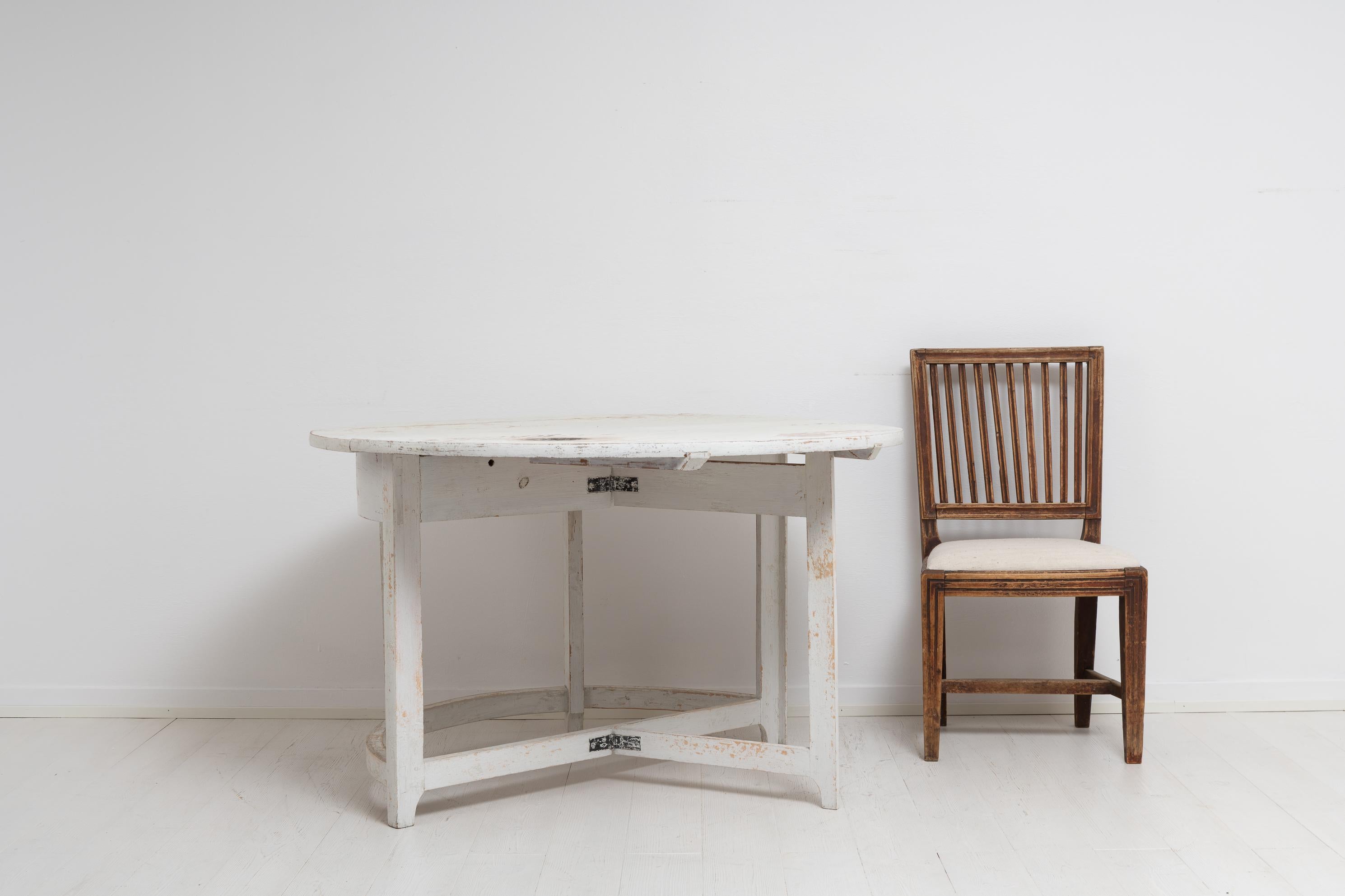 Early 19th Century Swedish Gustavian White Country Drop Leaf Table For Sale 2