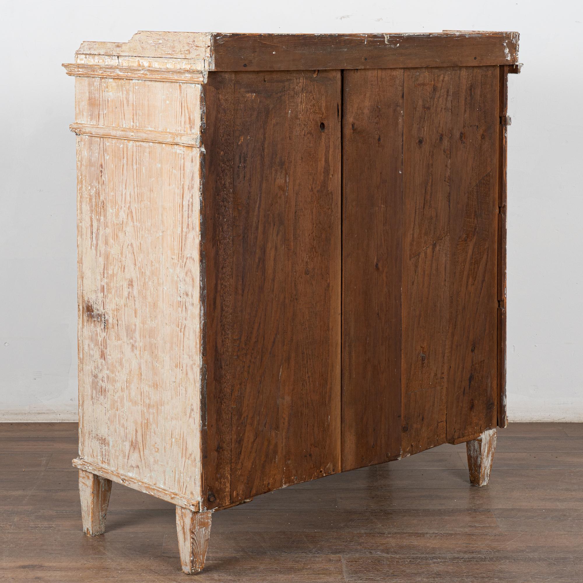 Early 19th Century Swedish Gustavian White Painted Pine Sideboard Cupboard in vendita 3