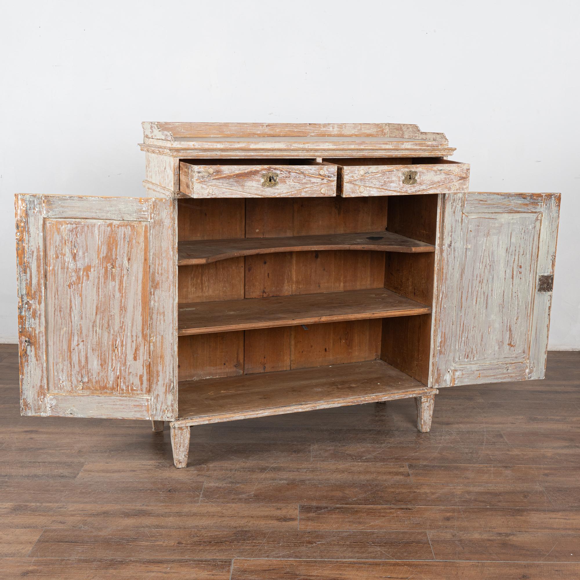Gustaviano Early 19th Century Swedish Gustavian White Painted Pine Sideboard Cupboard in vendita