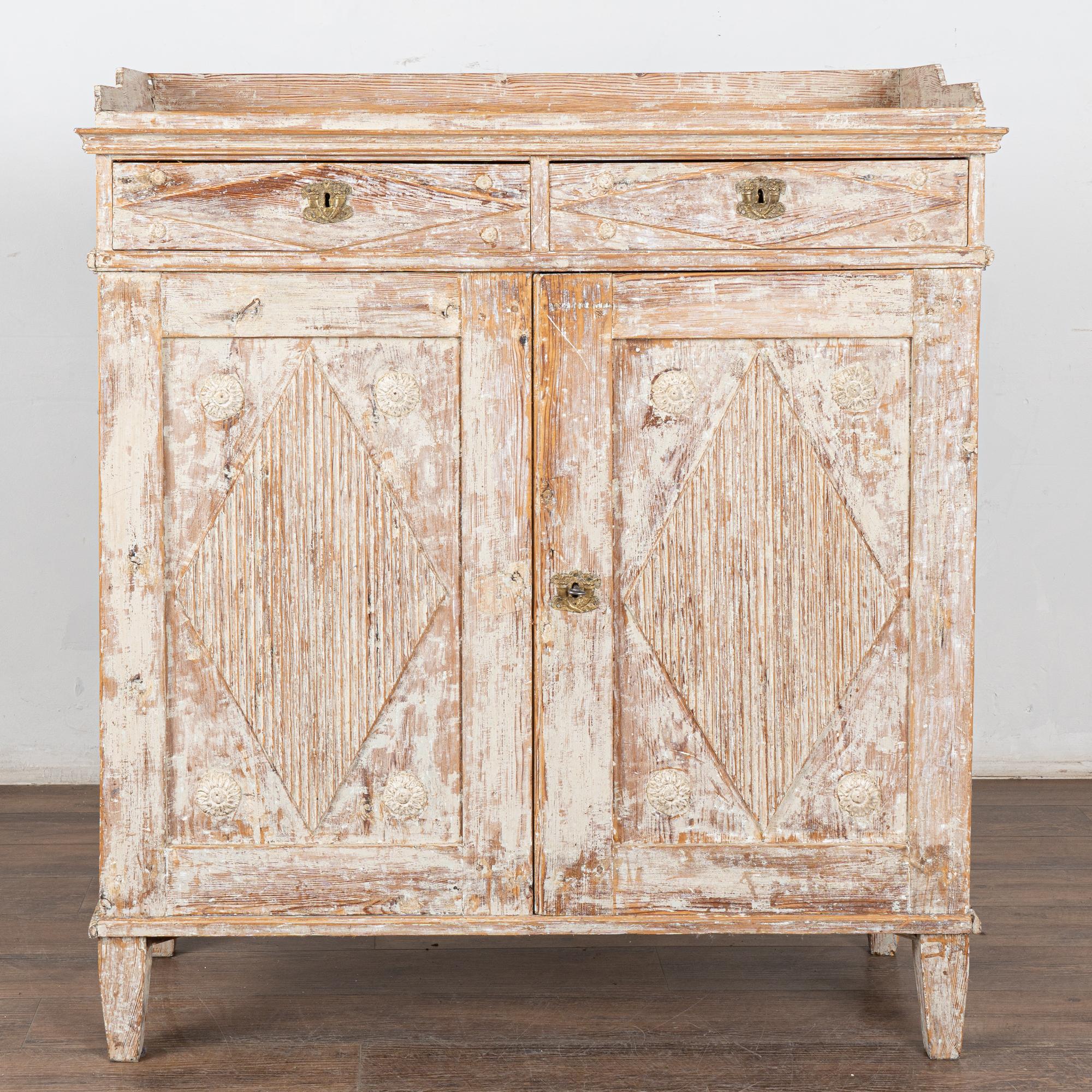 Svedese Early 19th Century Swedish Gustavian White Painted Pine Sideboard Cupboard in vendita