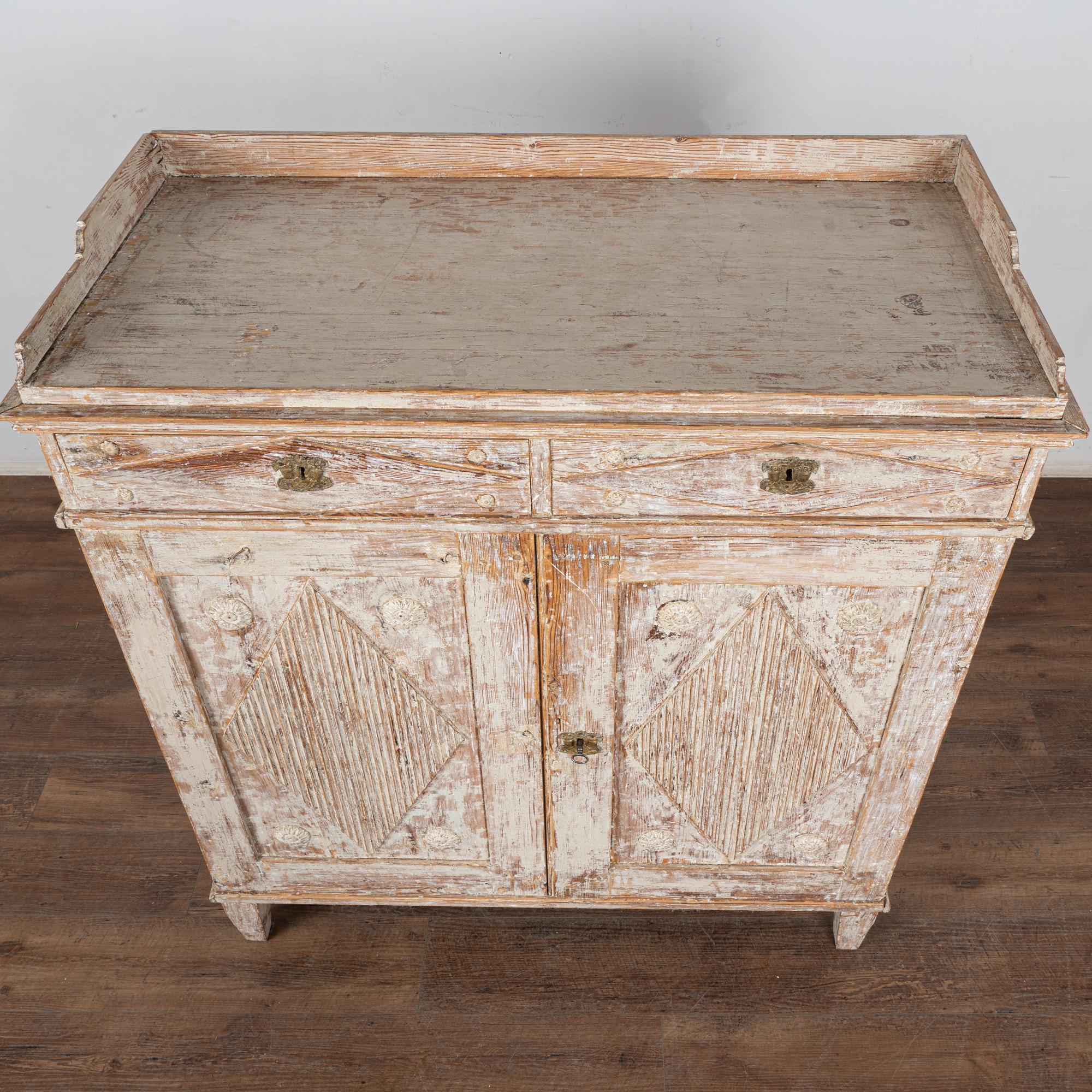 Early 19th Century Swedish Gustavian White Painted Pine Sideboard Cupboard In condizioni buone in vendita a Round Top, TX