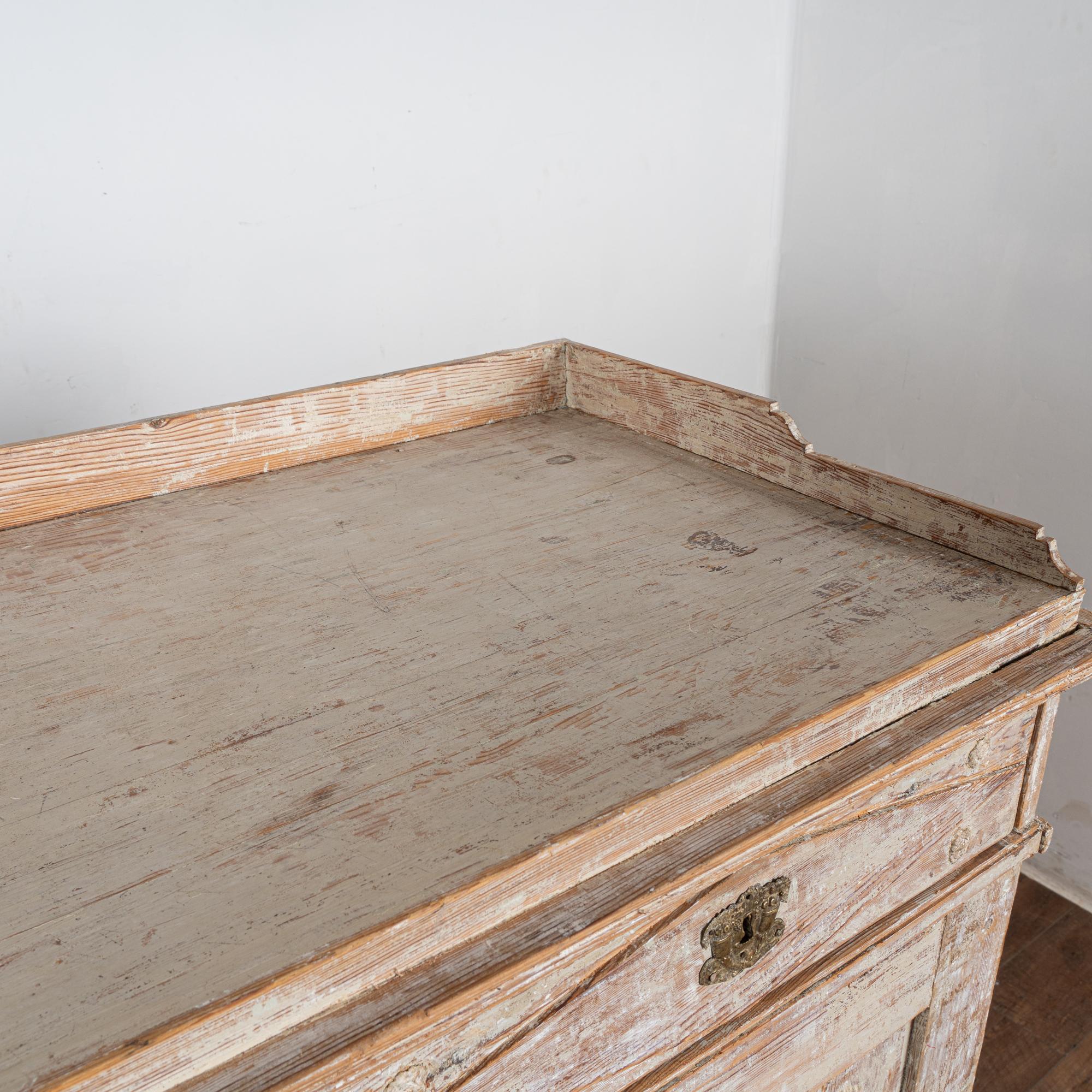 XIX secolo Early 19th Century Swedish Gustavian White Painted Pine Sideboard Cupboard in vendita